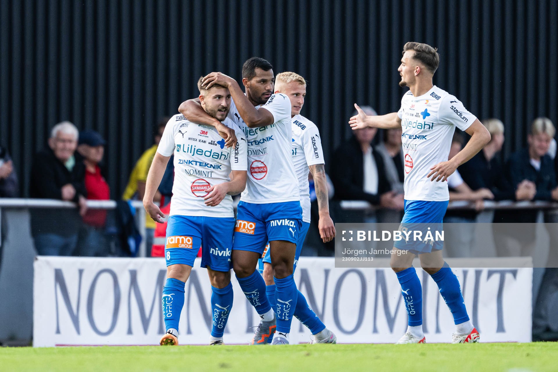 Värnamos Albion Ademi jublar med lagkamrater efter 1-0 under fotbollsmatchen i Allsvenskan mellan Värnamo och Elfsborg den 2 september 2023 i Värnamo.