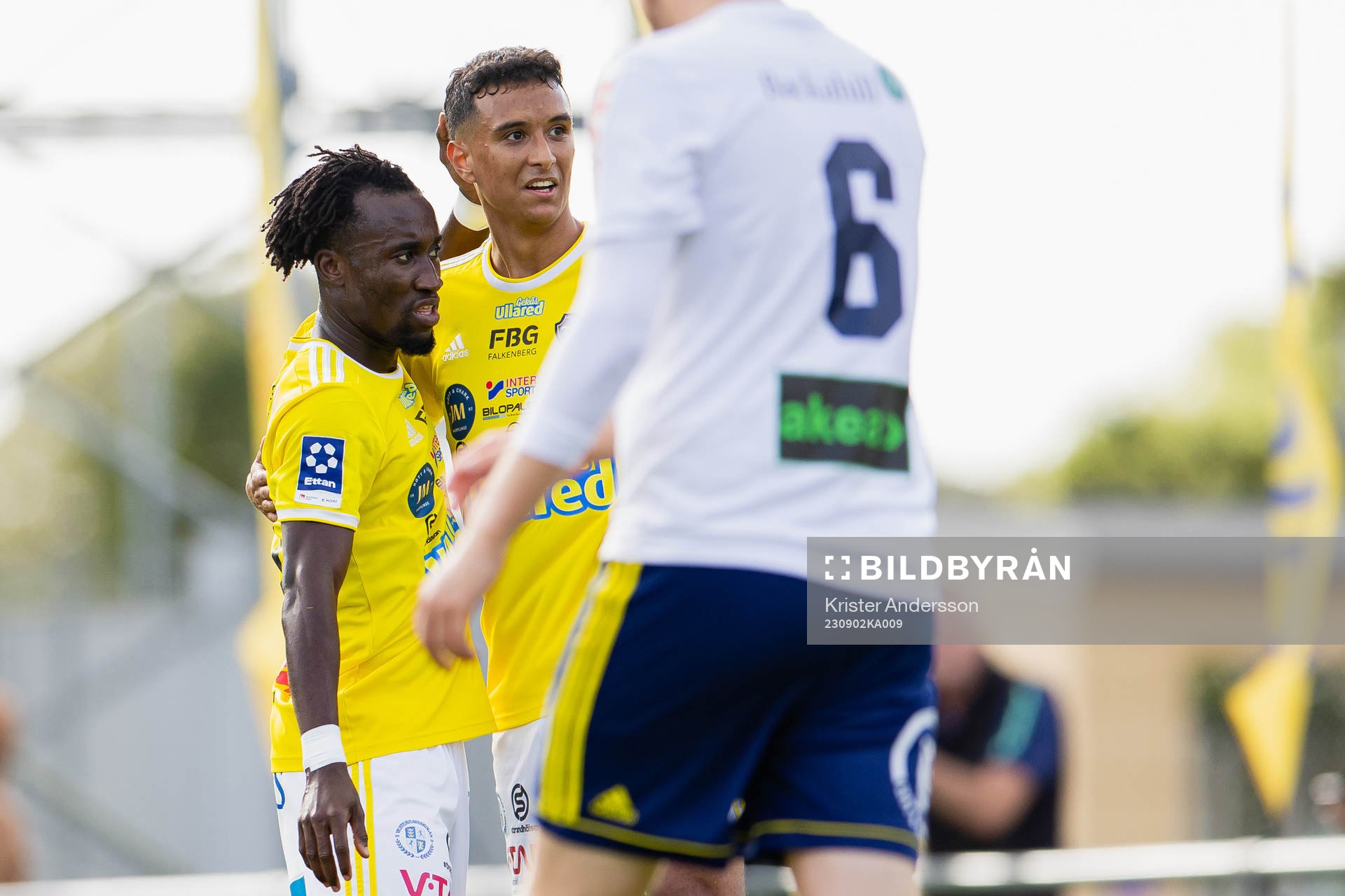 Falkenbergs Godwin Aguda och Oliver Hintsa jublar