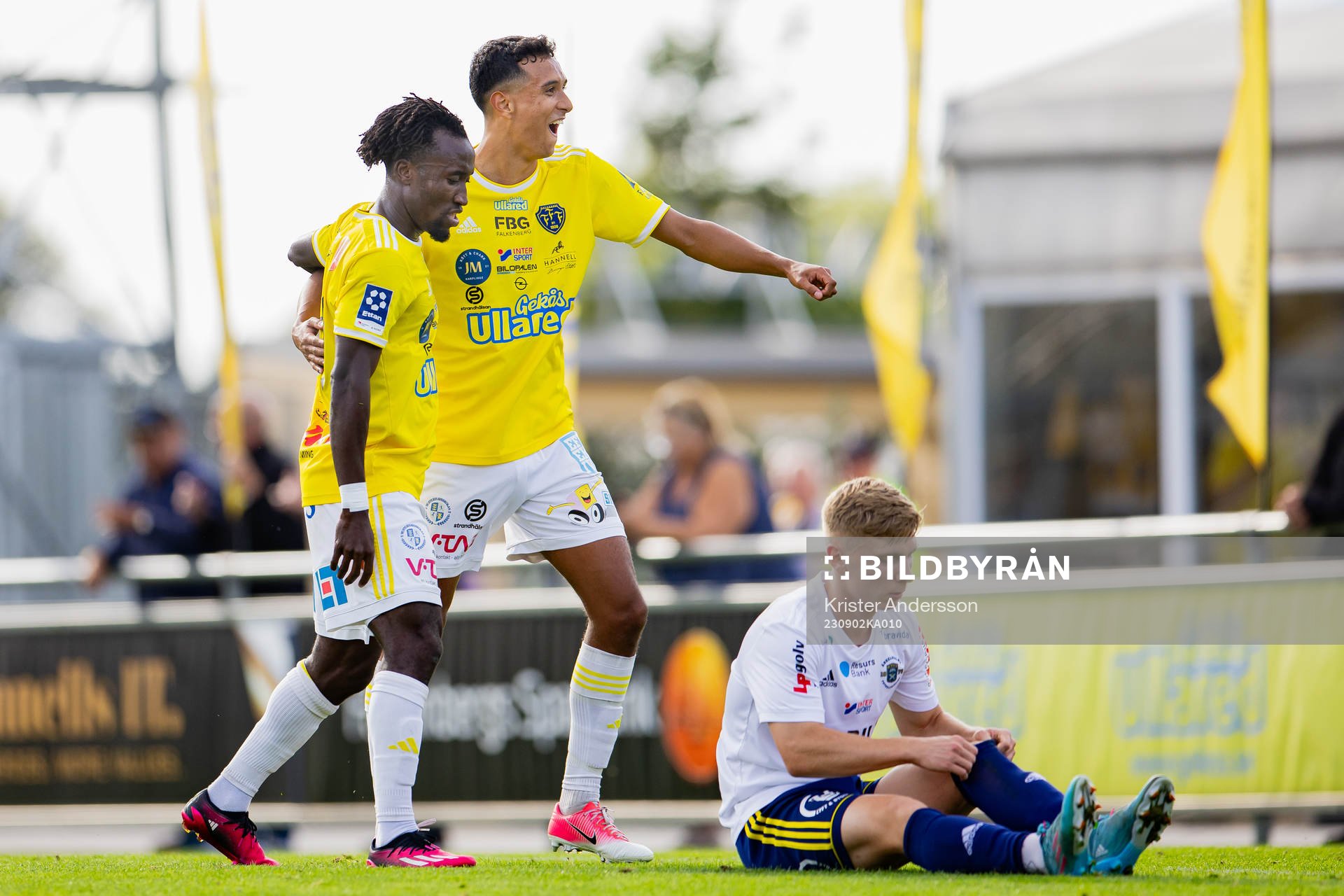 Falkenbergs Godwin Aguda och Oliver Hintsa jublar