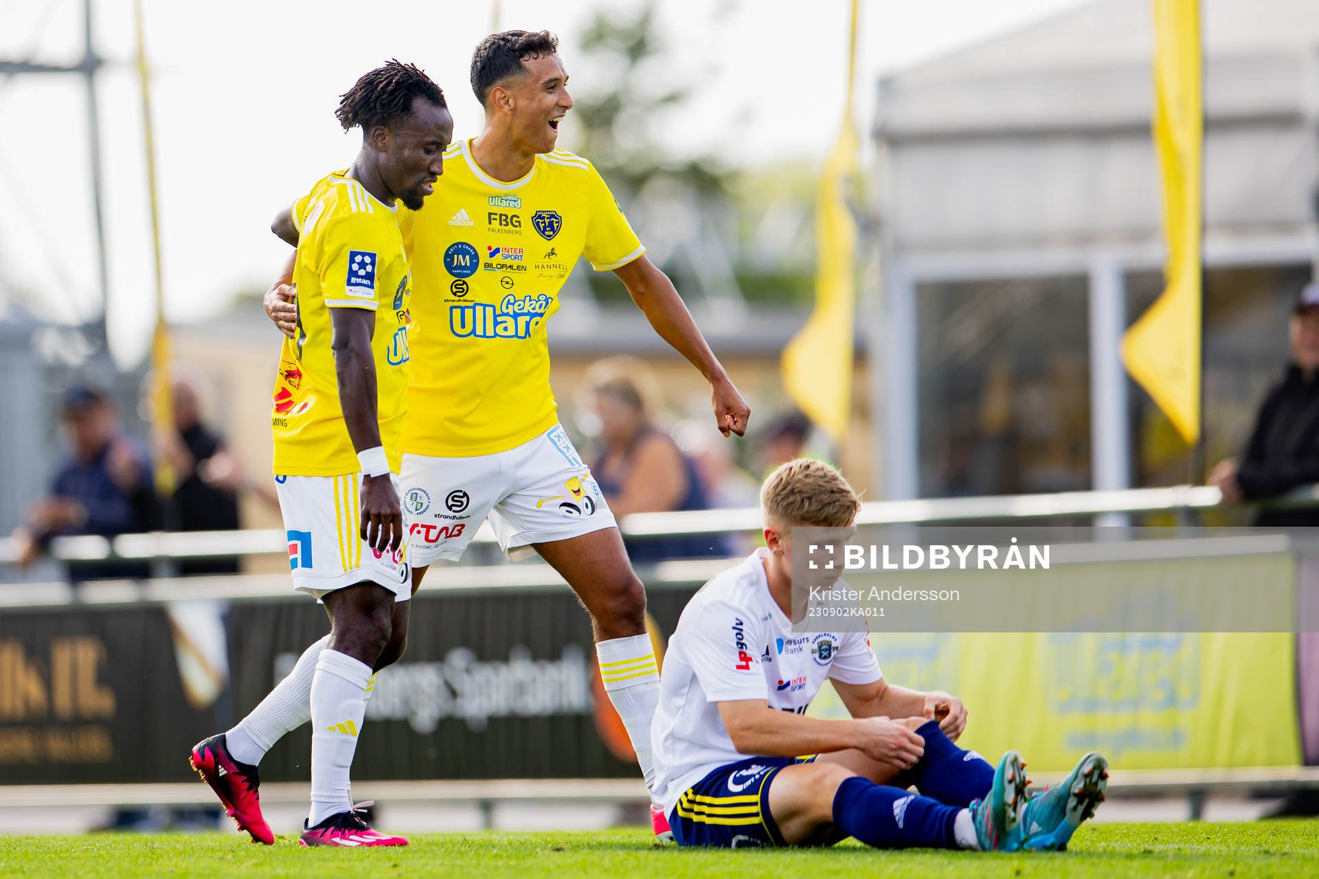 Falkenbergs Godwin Aguda och Oliver Hintsa jublar efter 1-0 under fotbollsmatchen i Ettan södra mellan Falkenberg och Ängelholm den 2 september 2023 i Falkenberg.