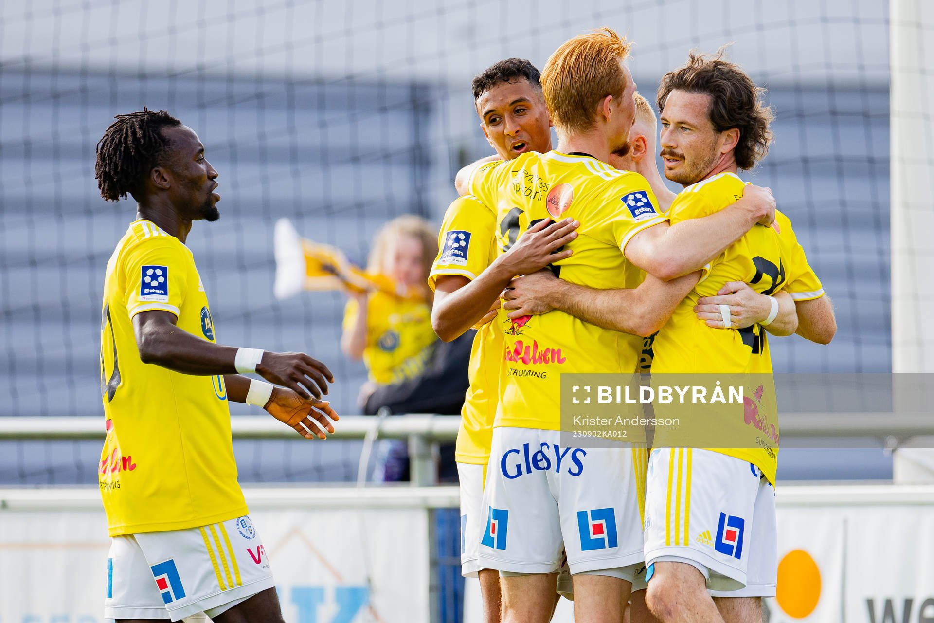 Falkenbergs Oliver Hintsa jublar med laget efter 1-0 under fotbollsmatchen i Ettan södra mellan Falkenberg och Ängelholm den 2 september 2023 i Falkenberg.