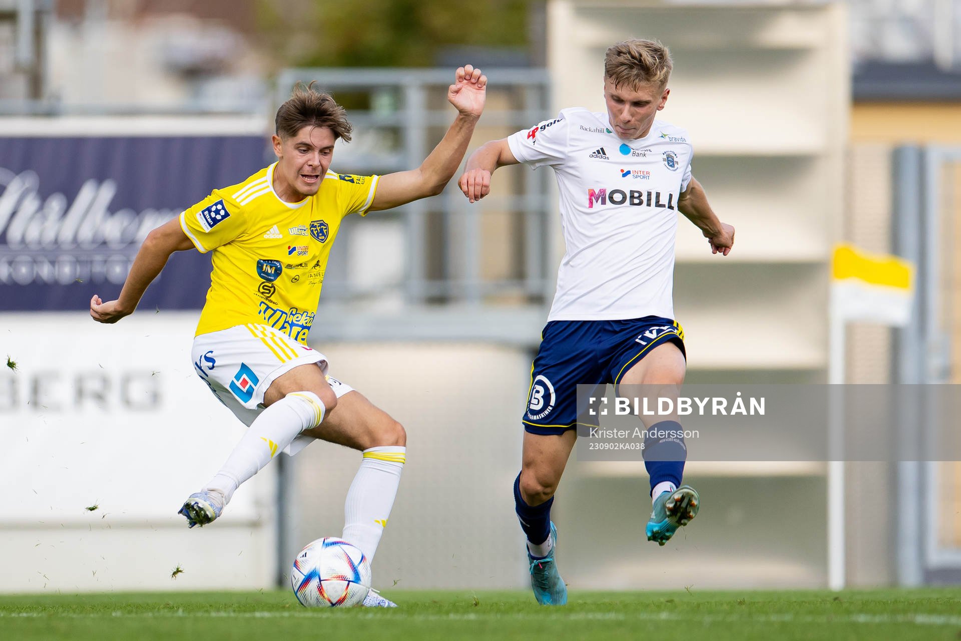 Falkenbergs Remo Gotfredsen Grgic och Ängelholms William Lindberg under fotbollsmatchen i Ettan södra mellan Falkenberg och Ängelholm den 2 september 2023 i Falkenberg. 