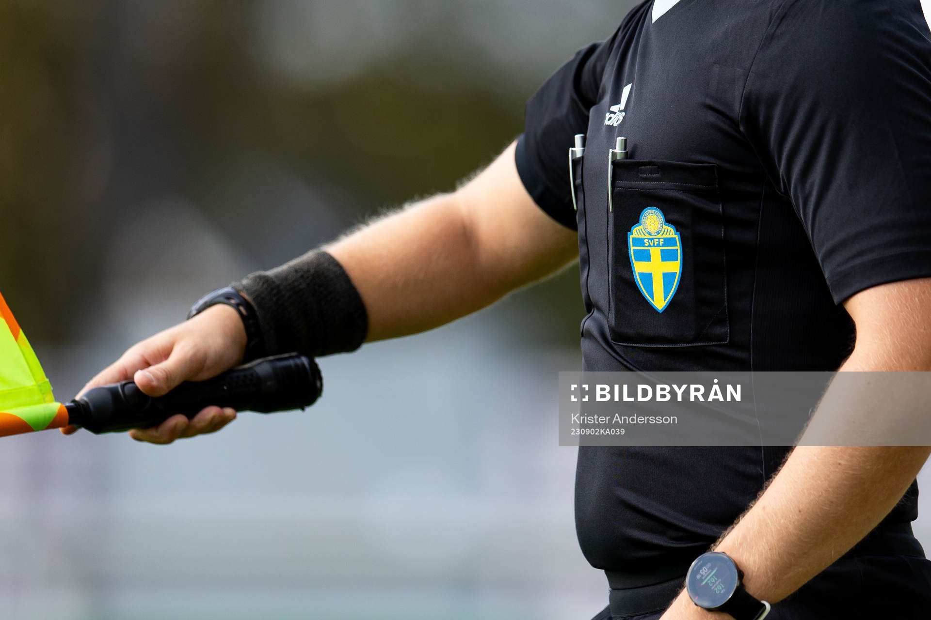 En assisterande domare med SvFF logo på tröjan