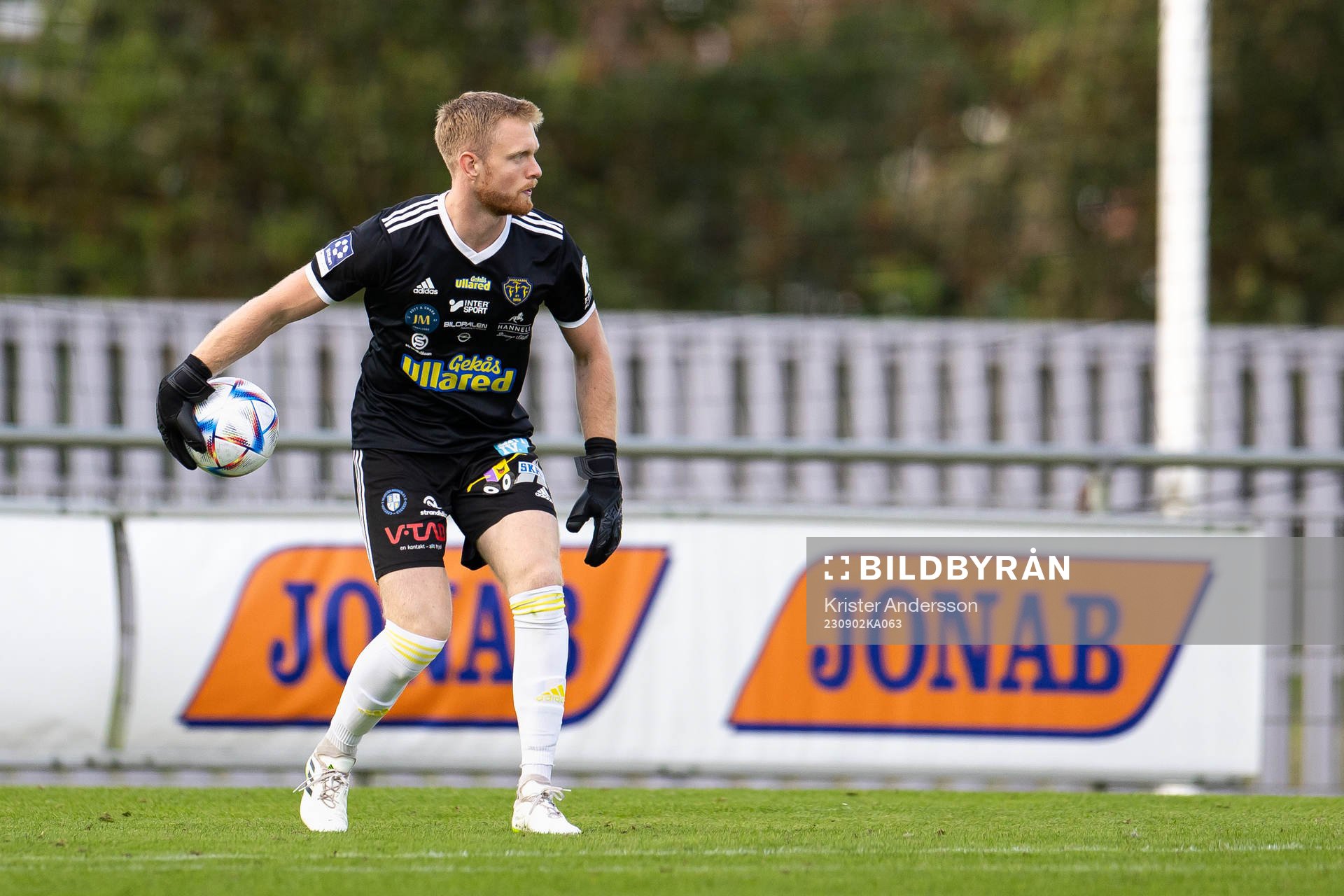 Falkenbergs målvakt Tim Erlandsson under fotbollsmatchen i Ettan södra mellan Falkenberg och Ängelholm den 2 september 2023 i Falkenberg. 