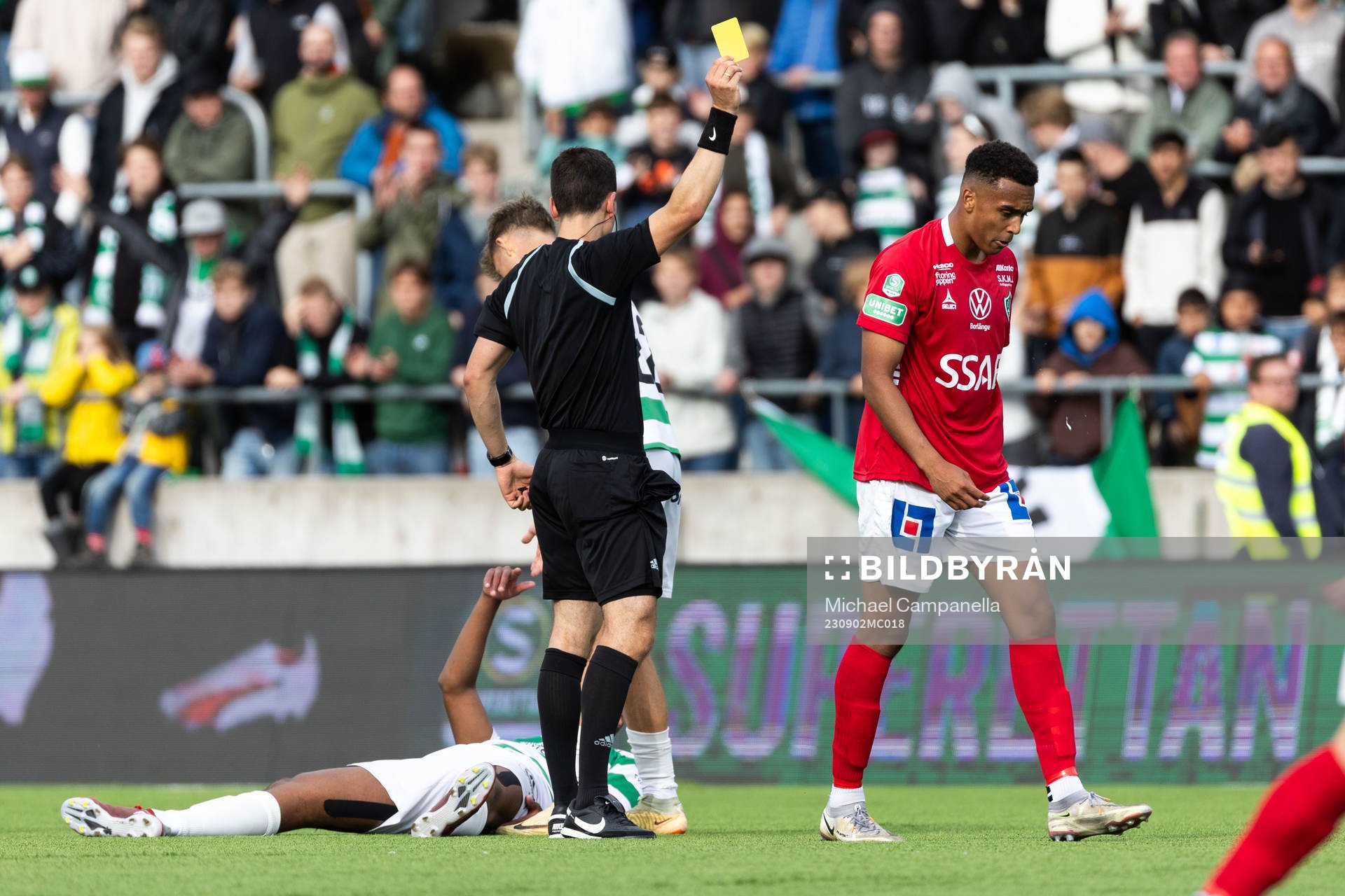 Brages Eirik Asante Gayi tilldelas gult kort av Domare
