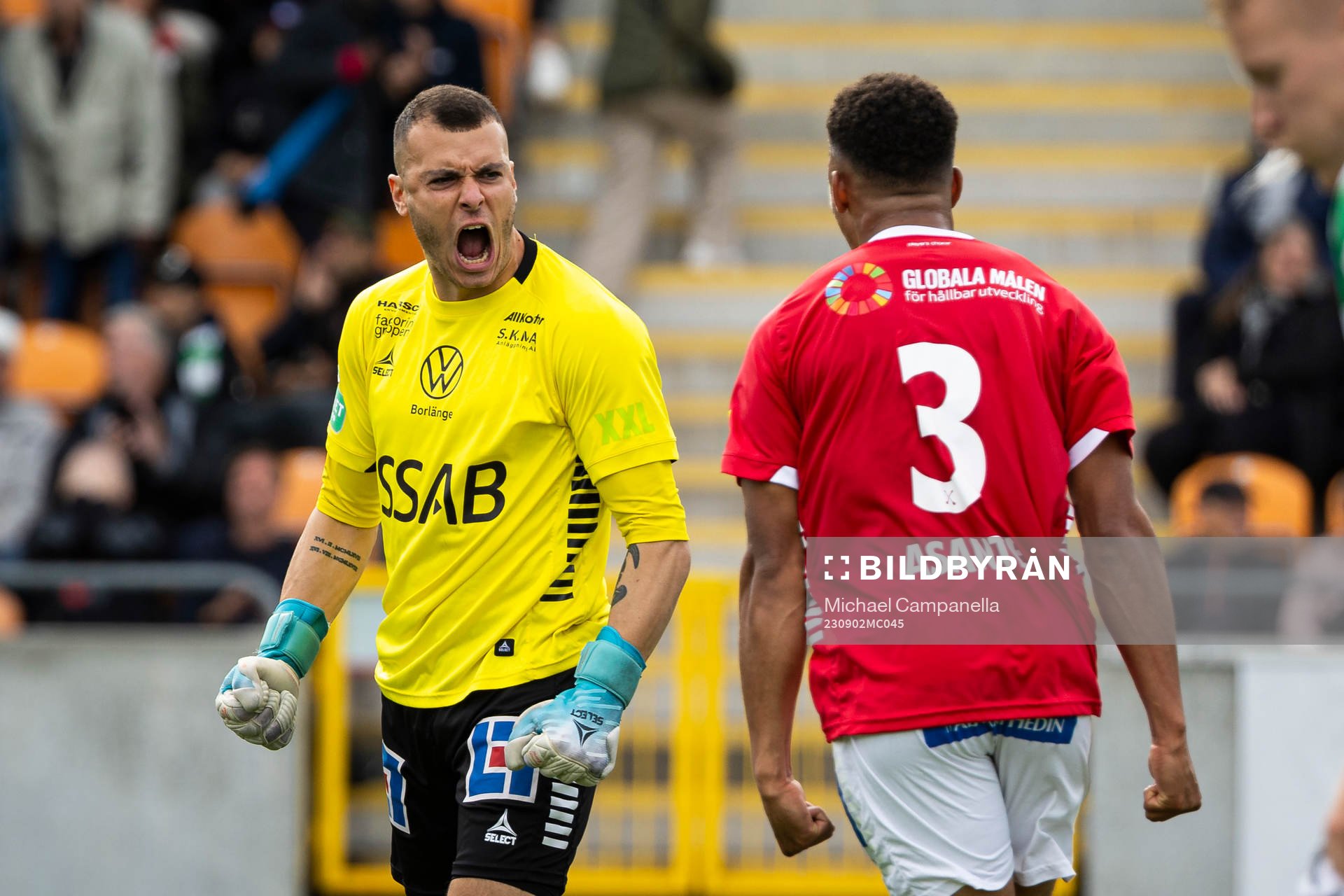 Brages målvakt Andre Bernardini och Eirik Asante Gayi jublar under fotbollsmatchen i Superettan mellan Västerås SK och Brage den 2 september 2023 i Västerås.