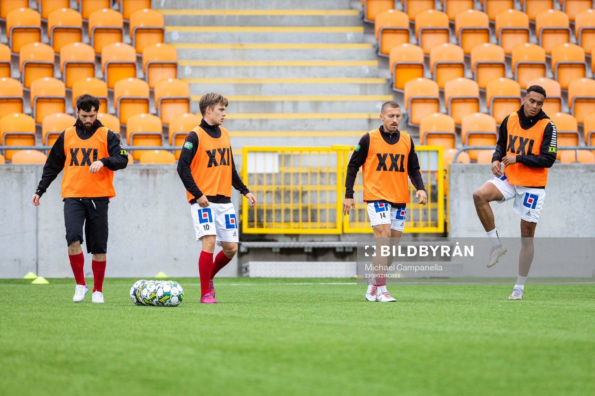 Brages spelarna under uppvärmning innan fotbollsmatchen i Superettan mellan Västerås SK och Brage den 2 september 2023 i Västerås. 