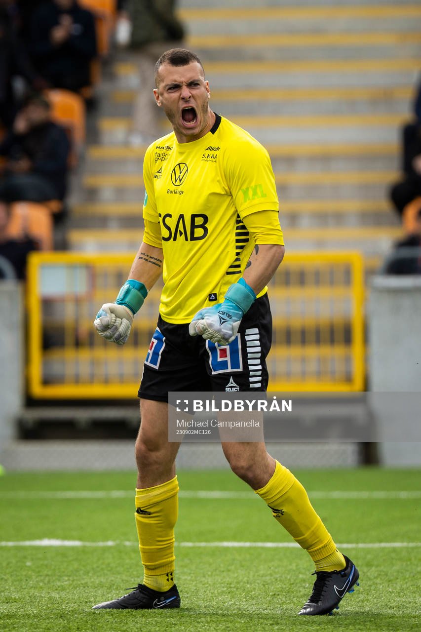 Brages målvakt Andre Bernardini jublar under fotbollsmatchen i Superettan mellan Västerås SK och Brage den 2 september 2023 i Västerås.