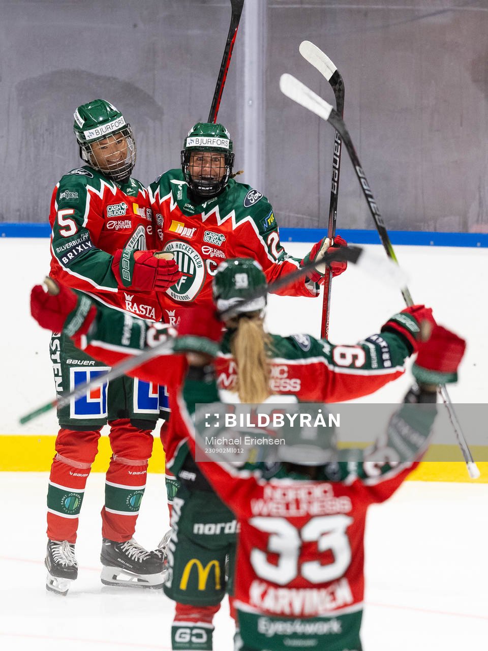 Frölundas Ebba Strandberg jublar med lagkamrater