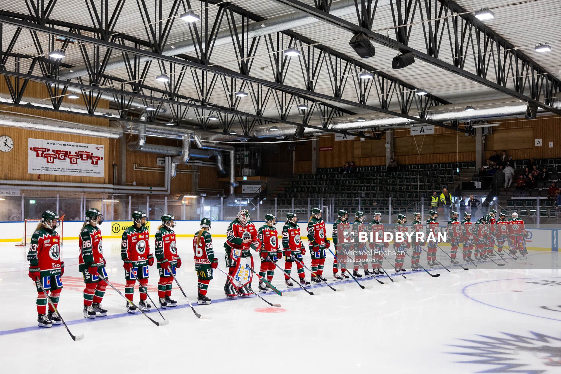 Frölundas spelare på line up innan träningsmatchen i