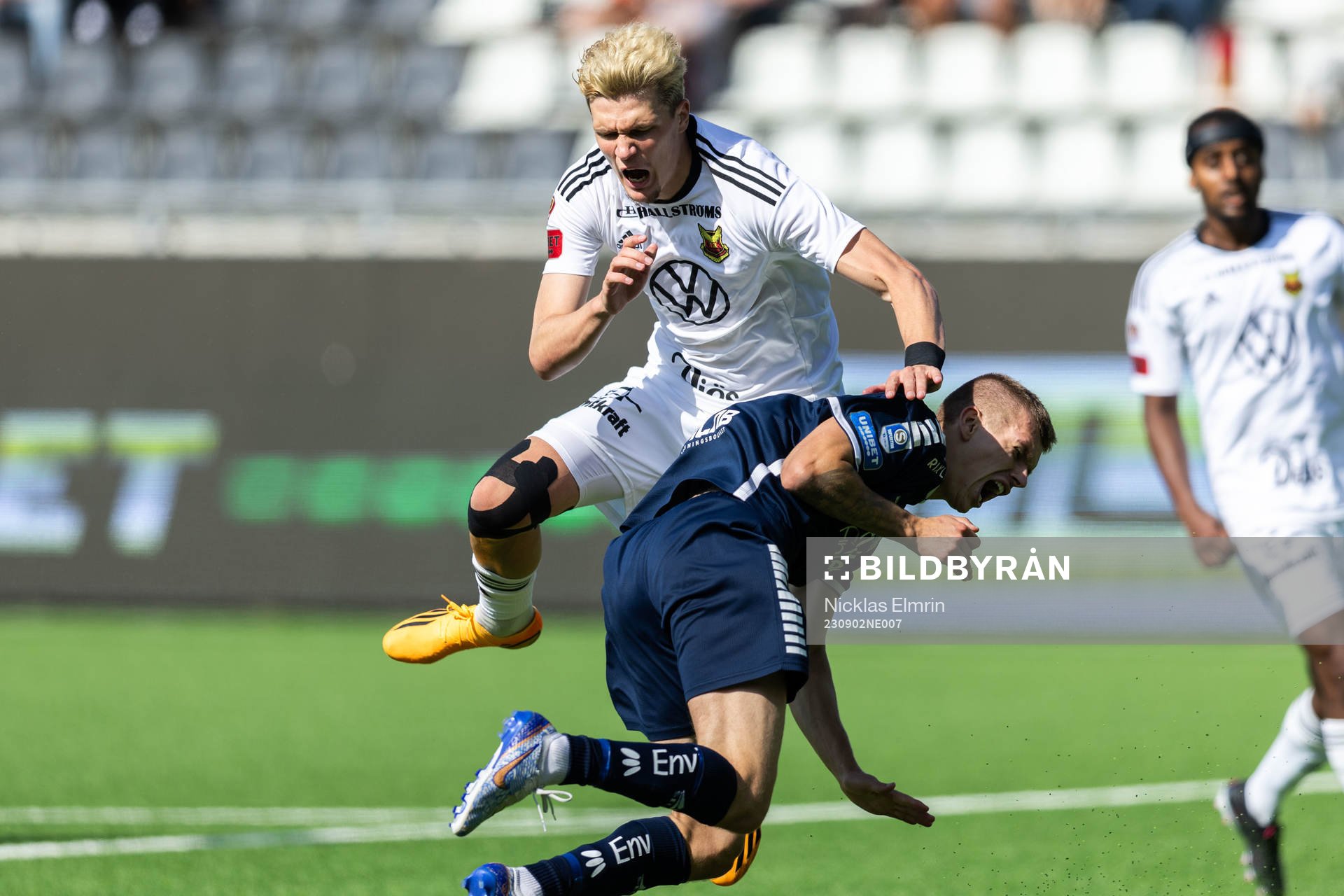 Östersunds Myroslav Mazur och Utsiktens Lucas Hedlund