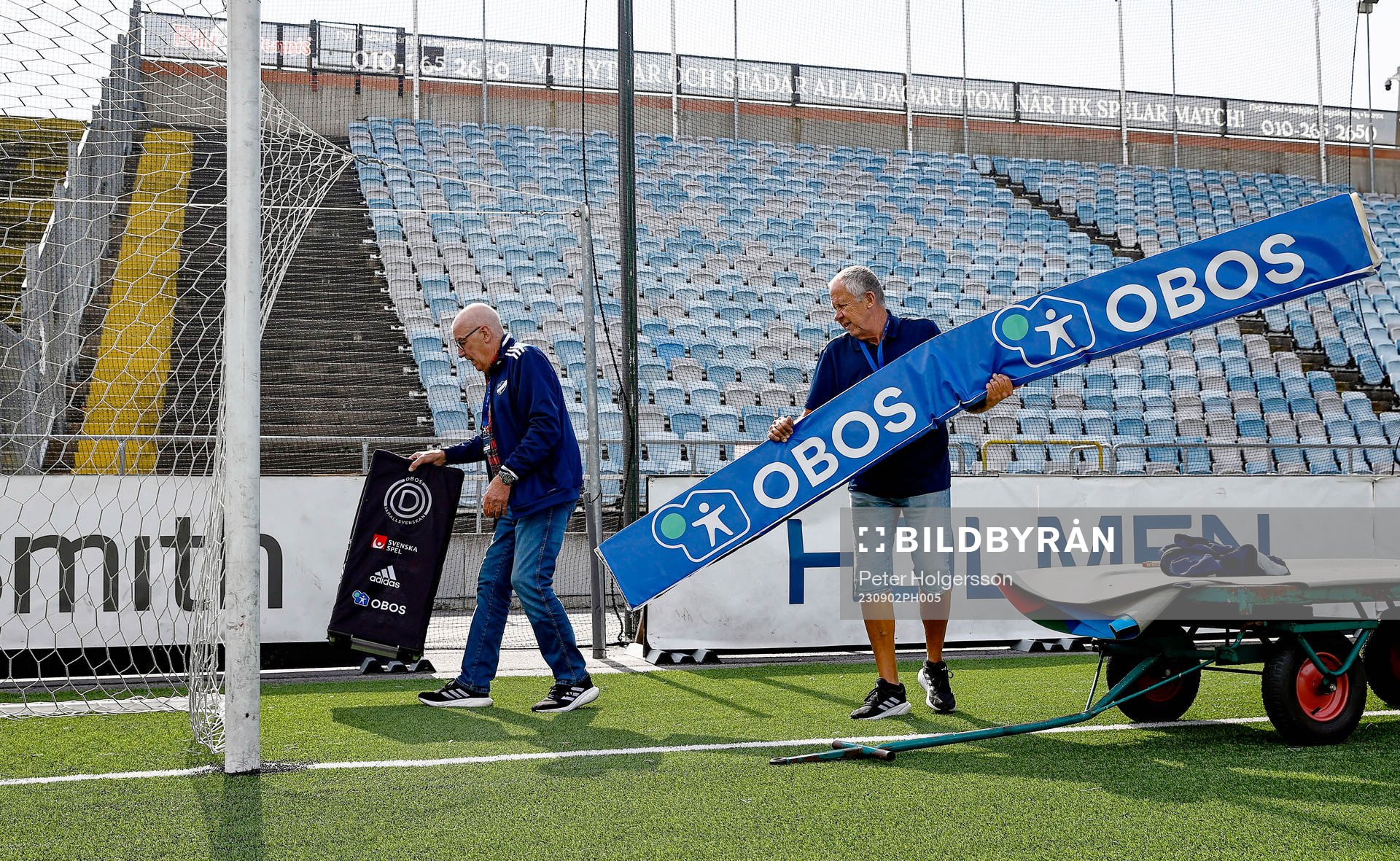 Kalle Eriksson och janne Skullman placerar ut reklam före