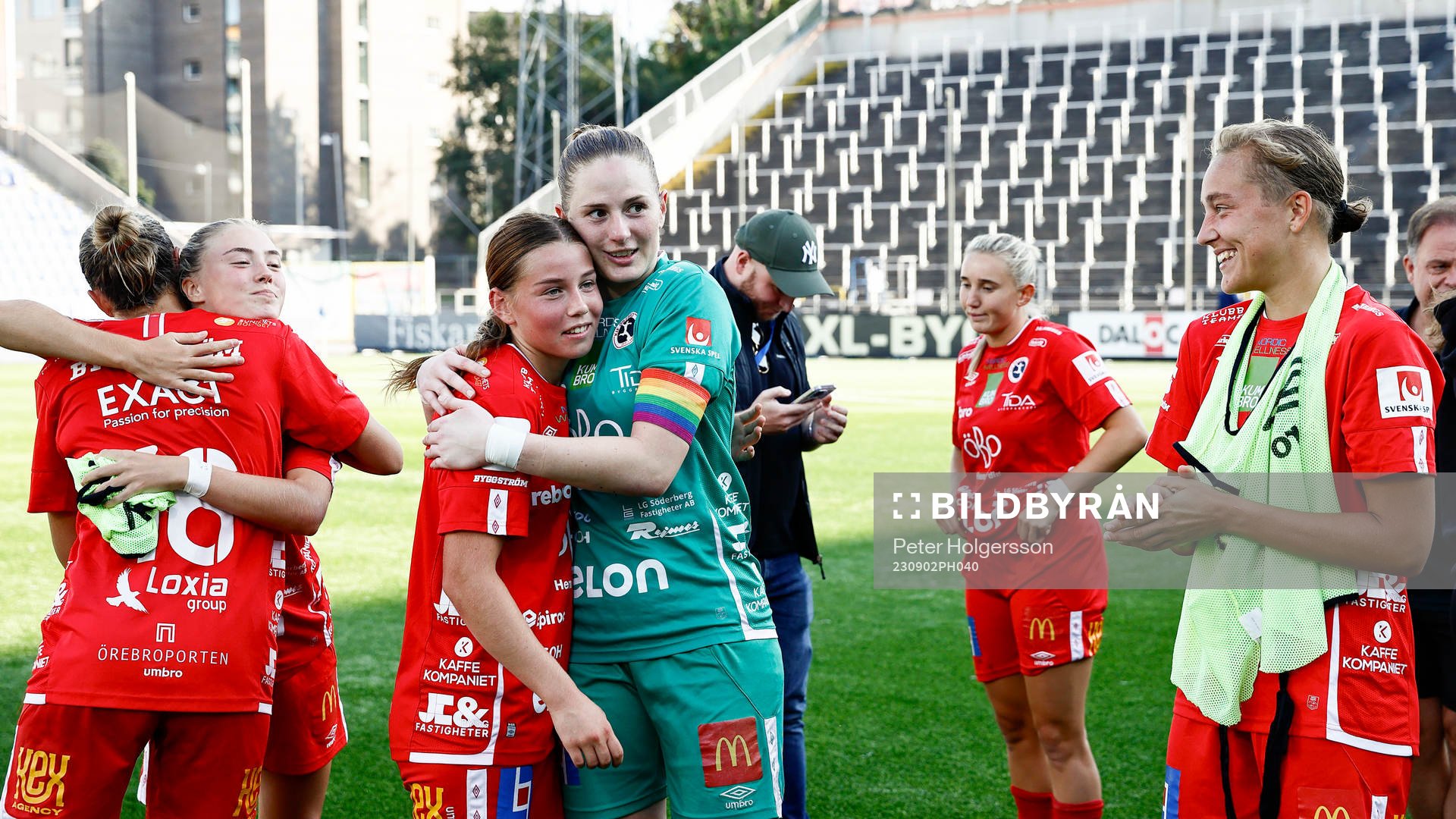 Örebros spelare med målvakt Tove Enblom, Elsa Pelgander