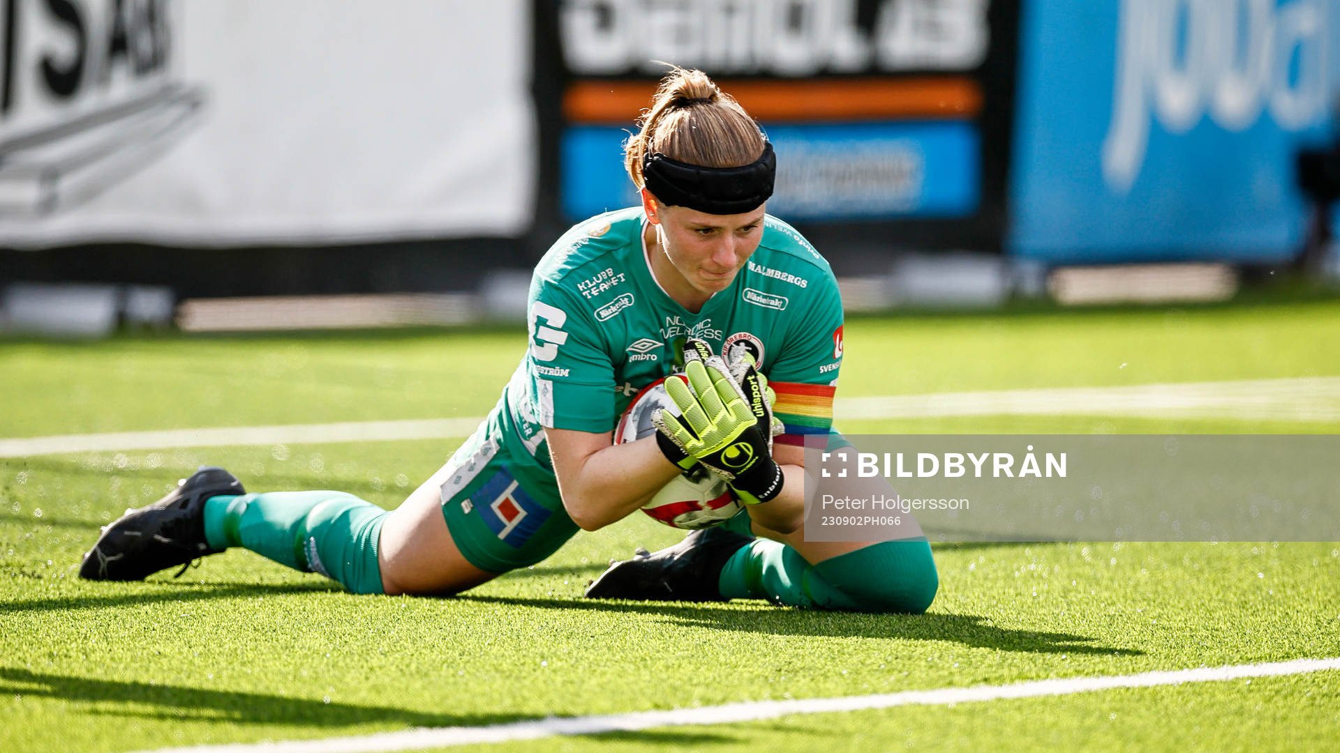 uÖrebros målvakt Tove Enblom nder fotbollsmatchen i