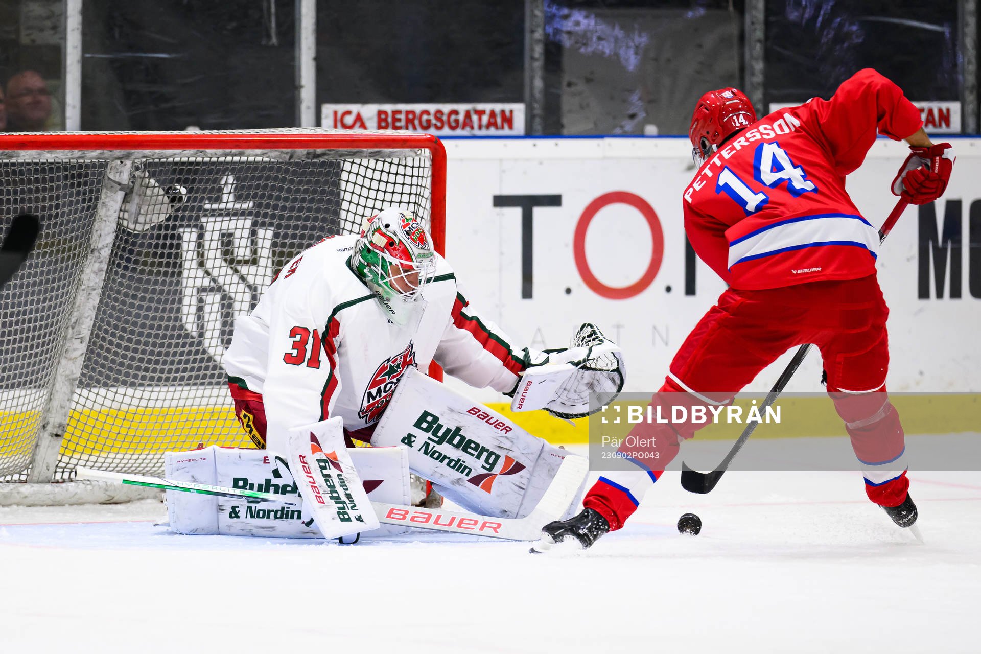 Timrås Emil Pettersson och Modos målvakt Olle Eriksson Ek