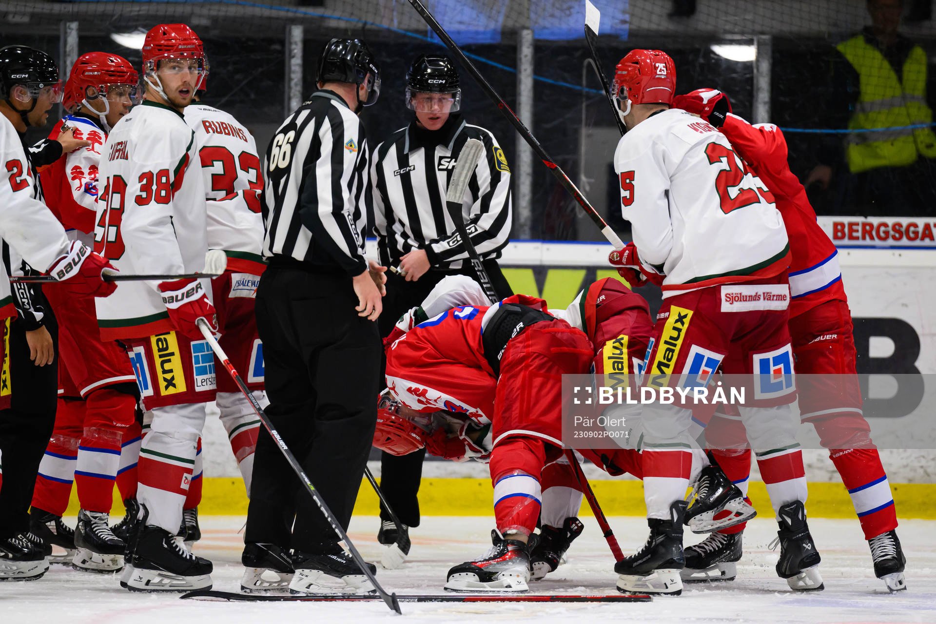 Timrås Sebastian Hartmann och Modos Jakob Norén i kamp