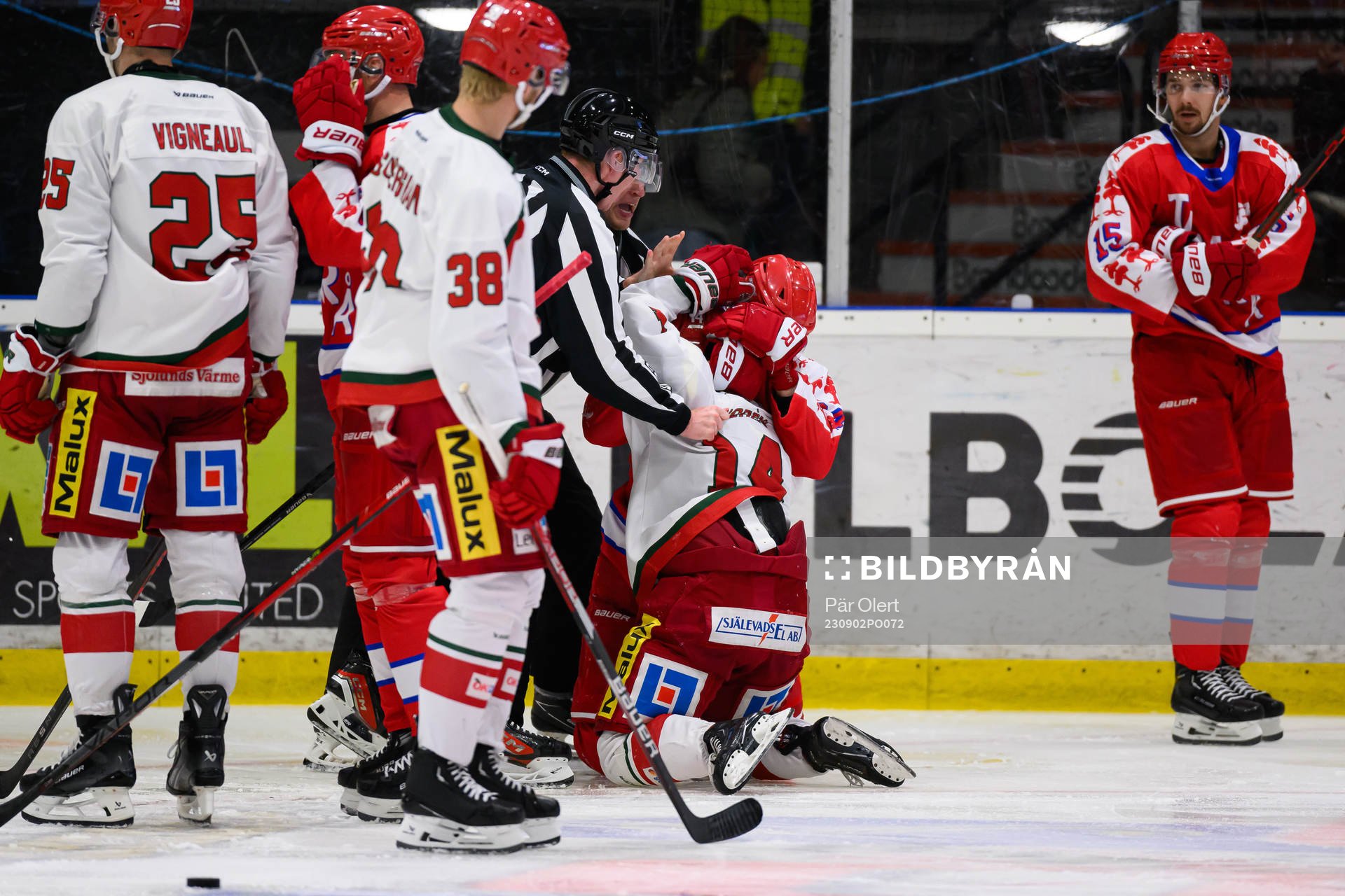 Timrås Sebastian Hartmann och Modos Jakob Norén i kamp