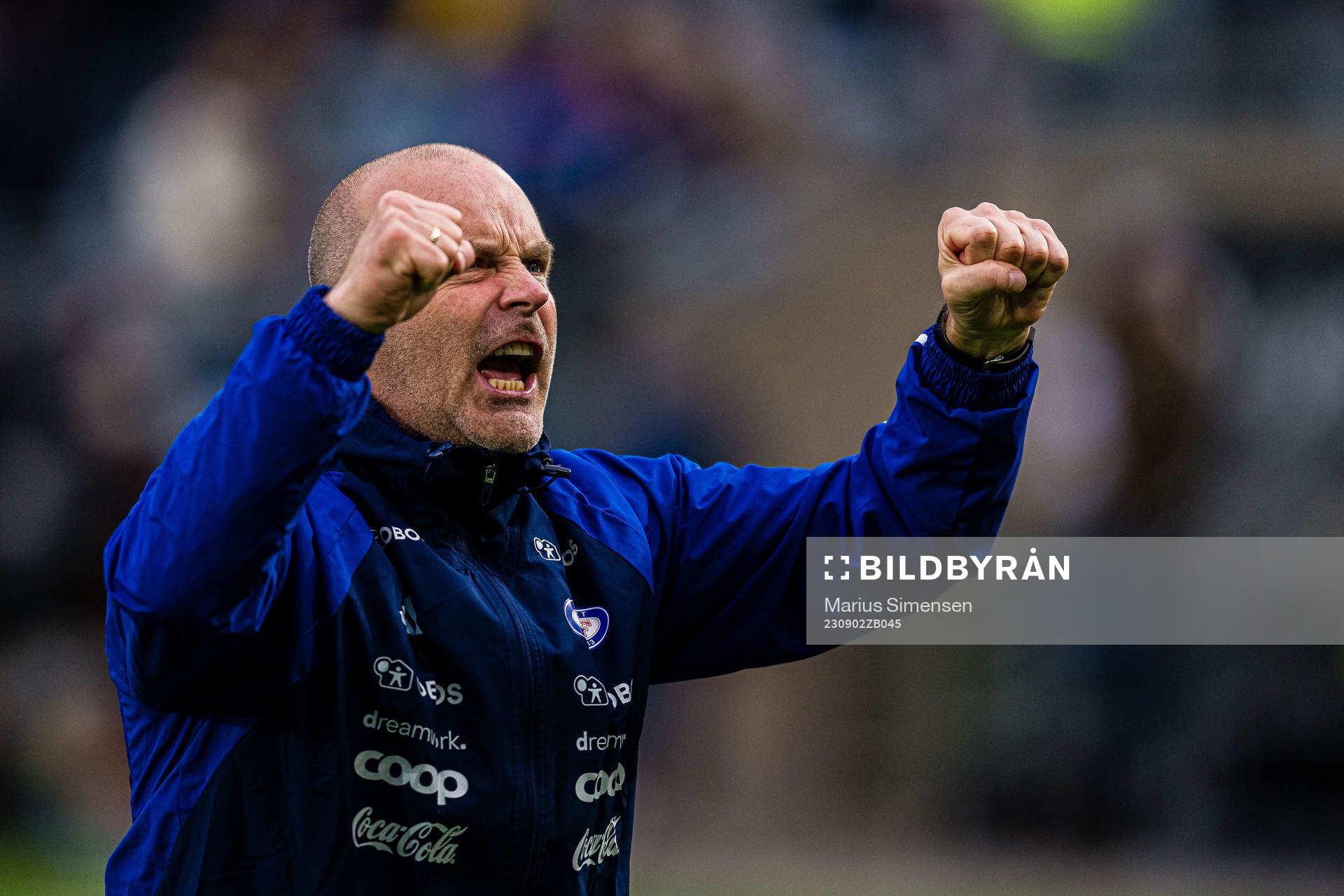 Geir Bakke, head coach of Vålerenga, celebrates