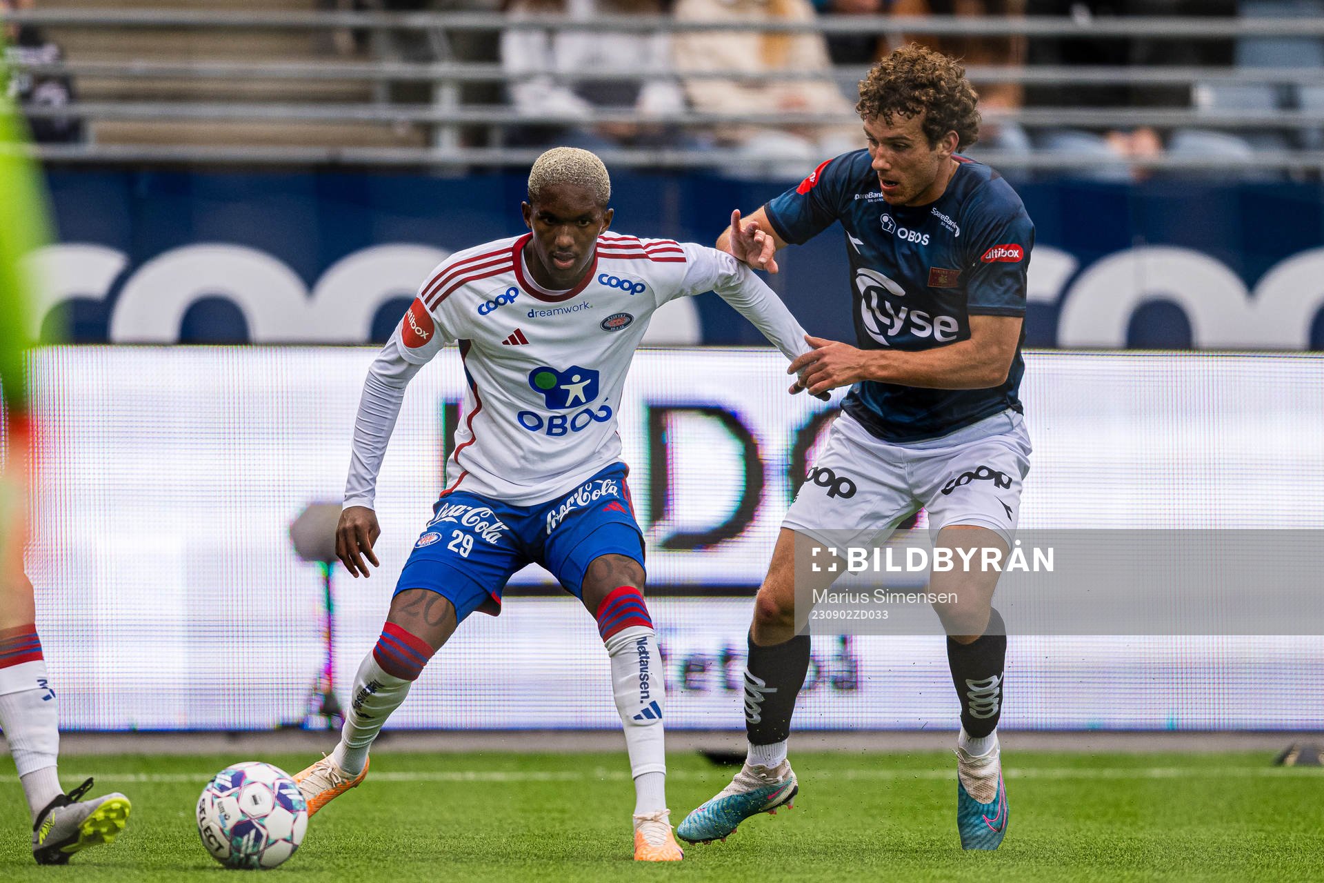 Vitor Hugo Ferreira Oliveira of Vålerenga and Joe Bell of
