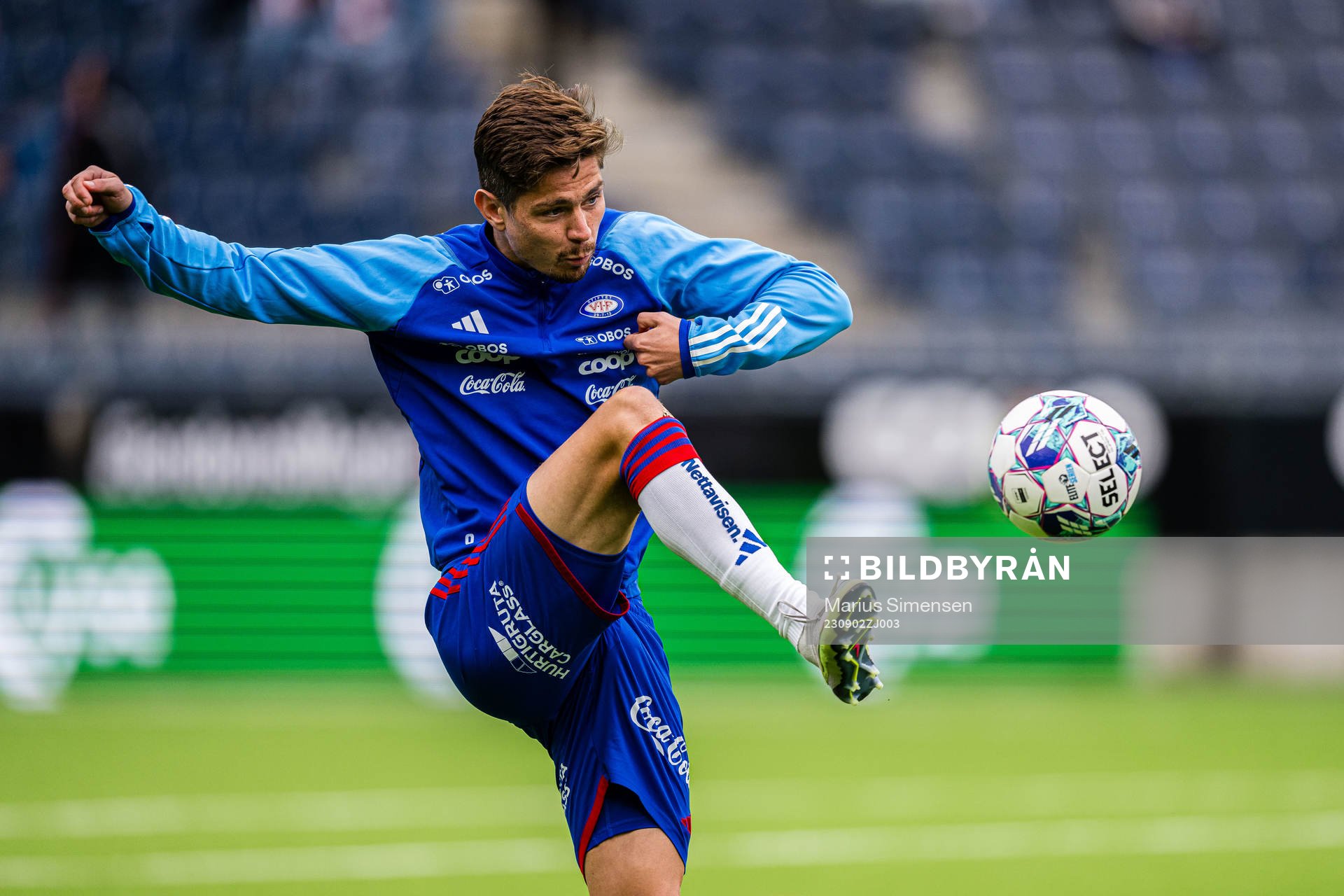 Torgeir Børven of Vålerenga warms up