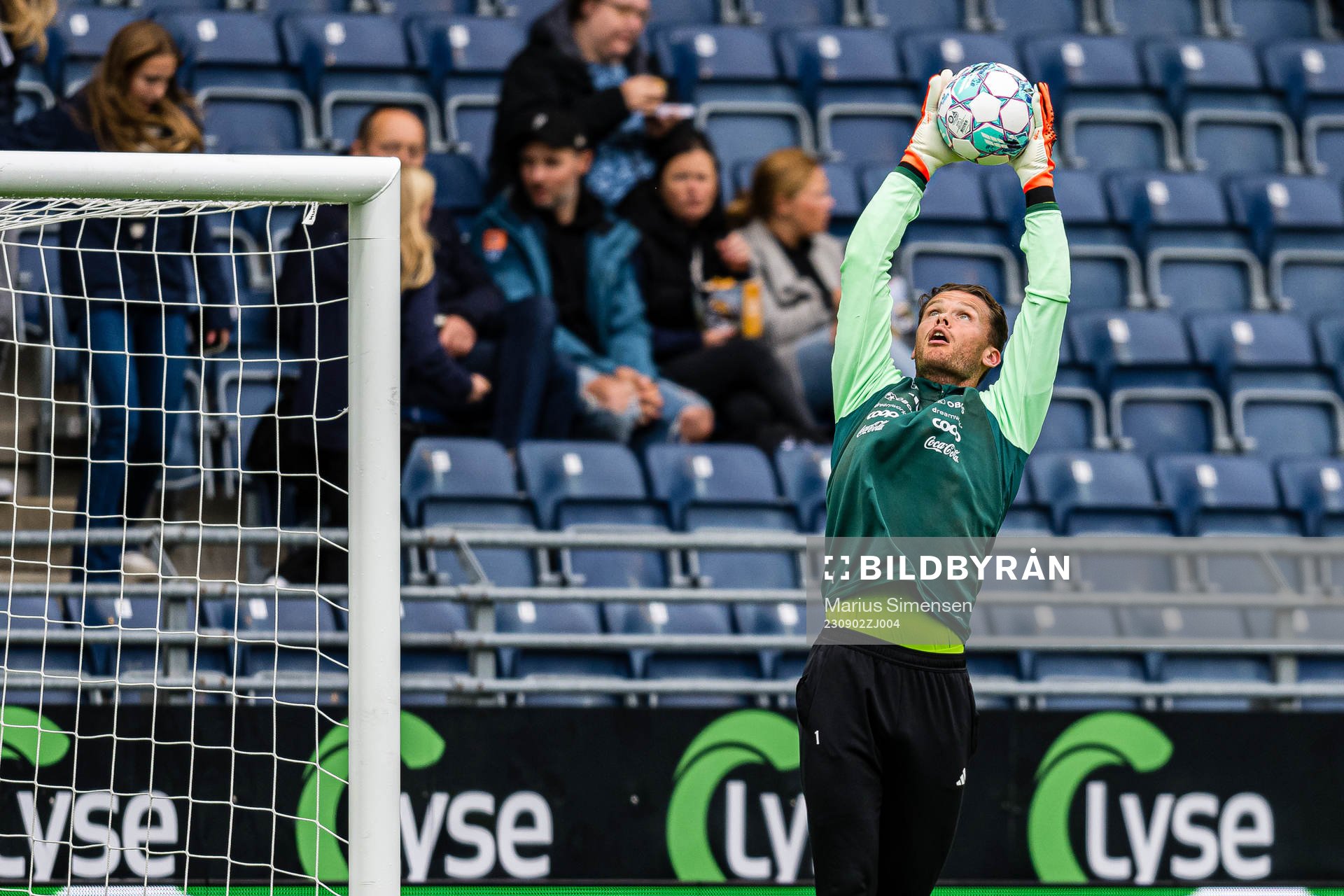 Jacob Storevik of Vålerenga warms up
