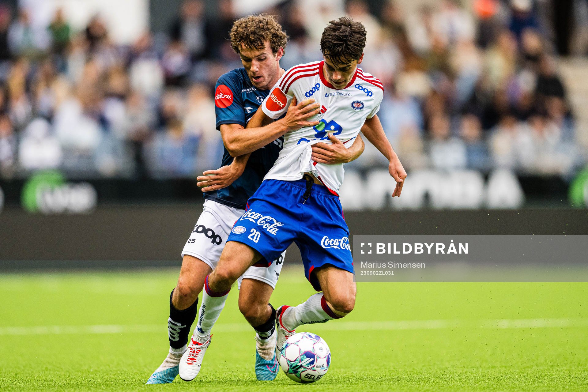 Joe Bell of Viking and Magnus Riisnæs of Vålerenga