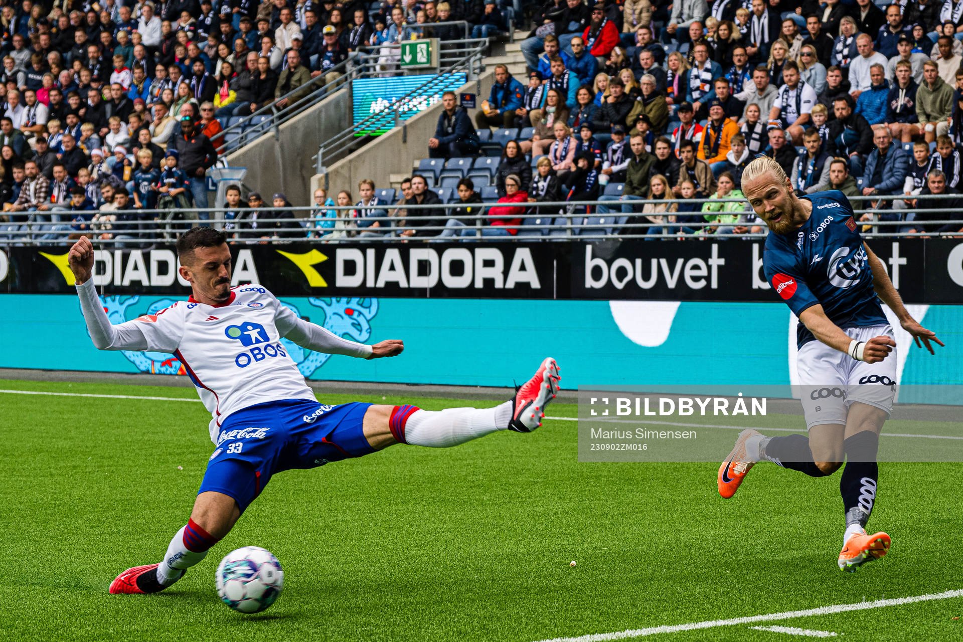 Eneo Bitri of Vålerenga and Lars-Jørgen Salvesen of Viking