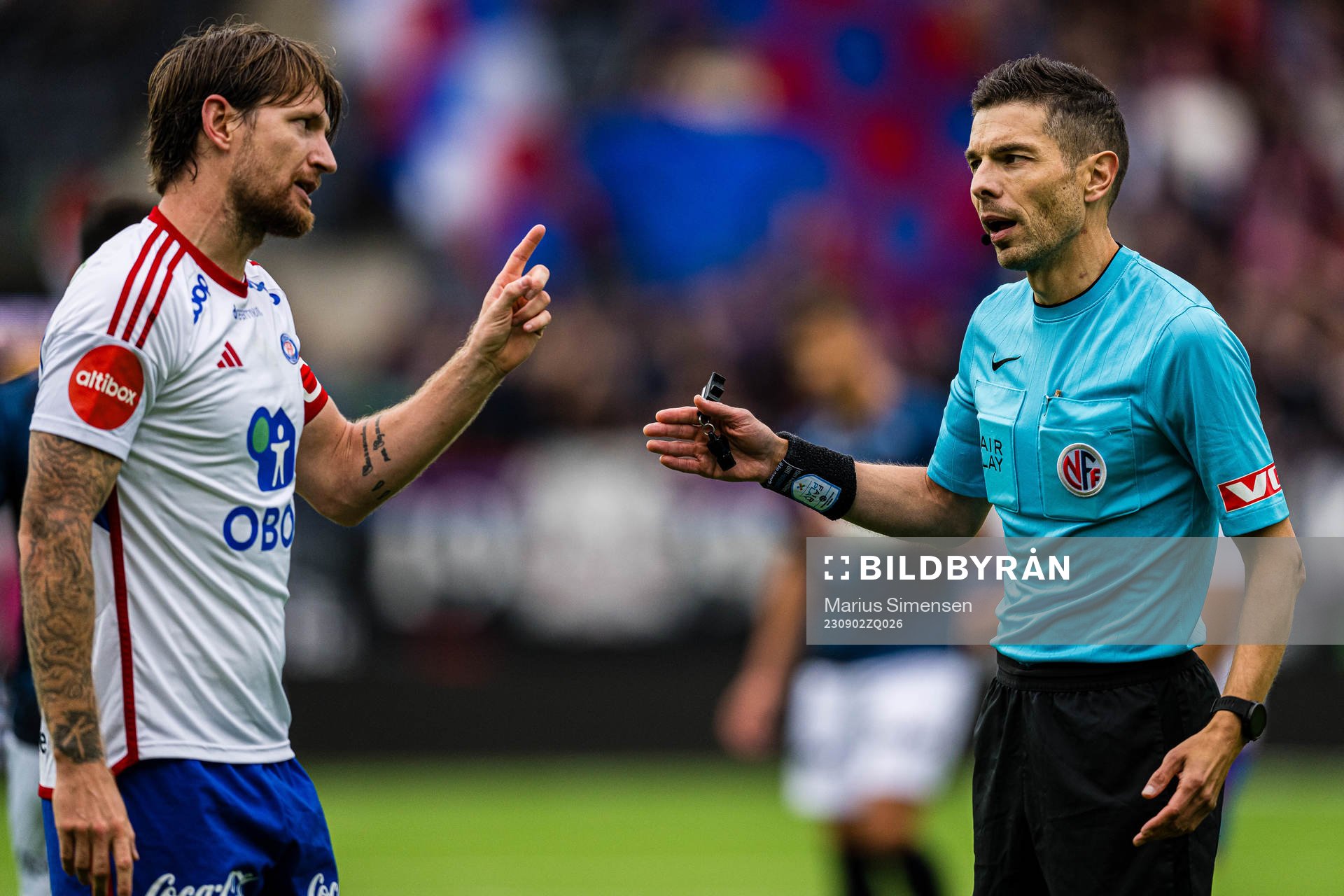 Stefan Strandberg of Vålerenga and Tore Hansen, referee
