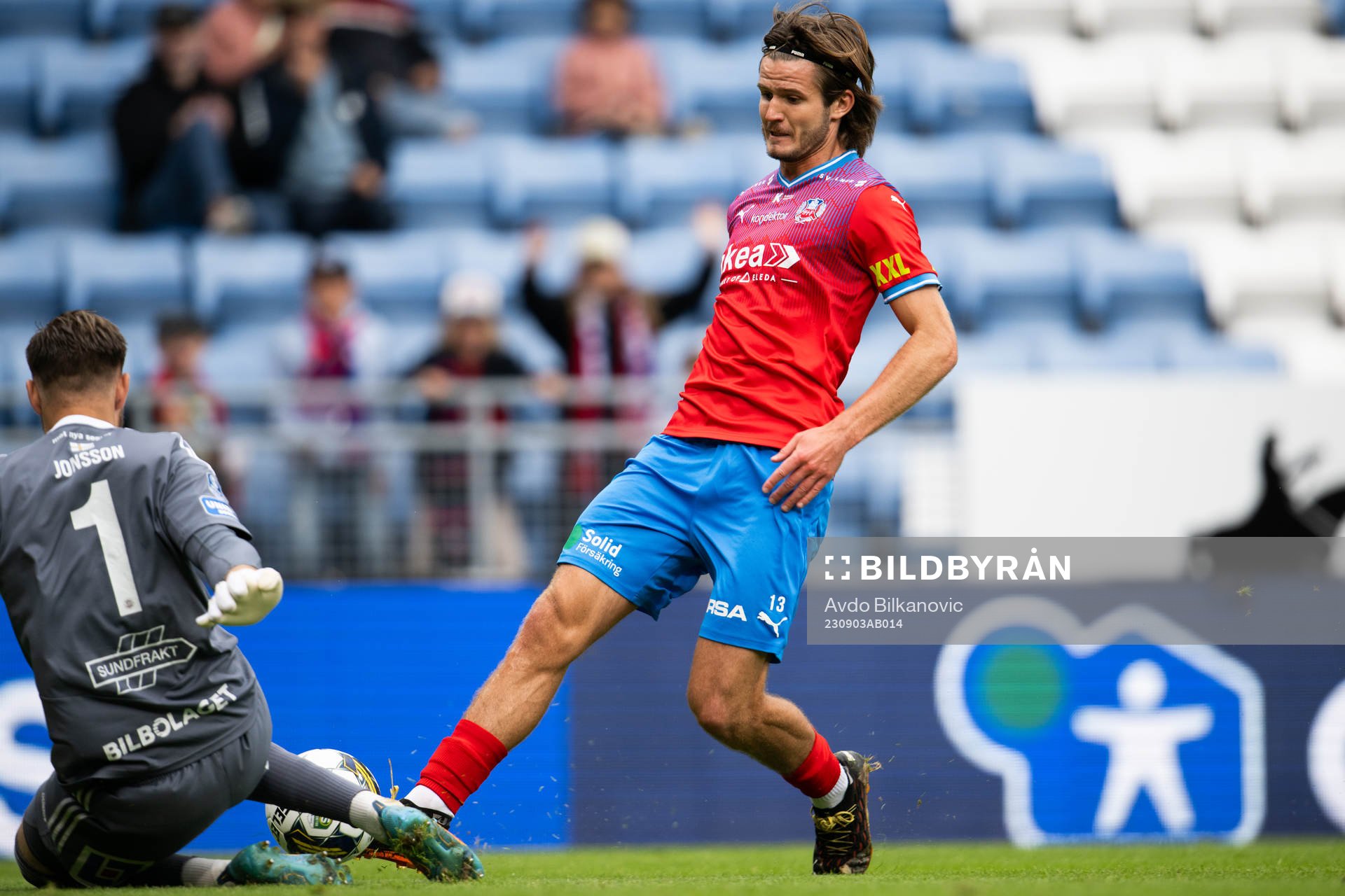 Helsingborgs Wilhelm Loeper framför GIF Sundsvalls