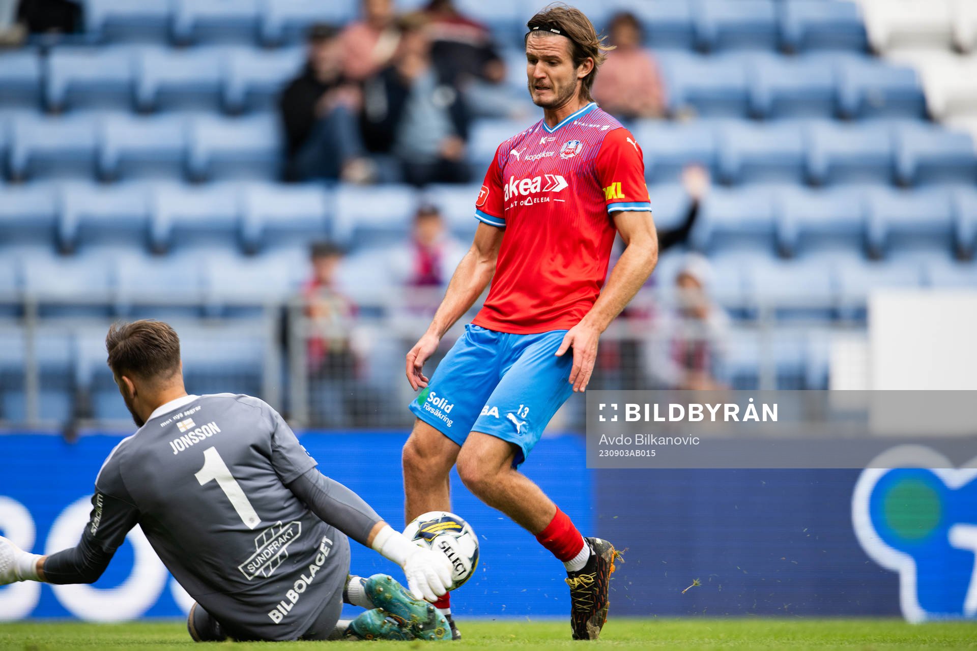 Helsingborgs Wilhelm Loeper framför GIF Sundsvalls