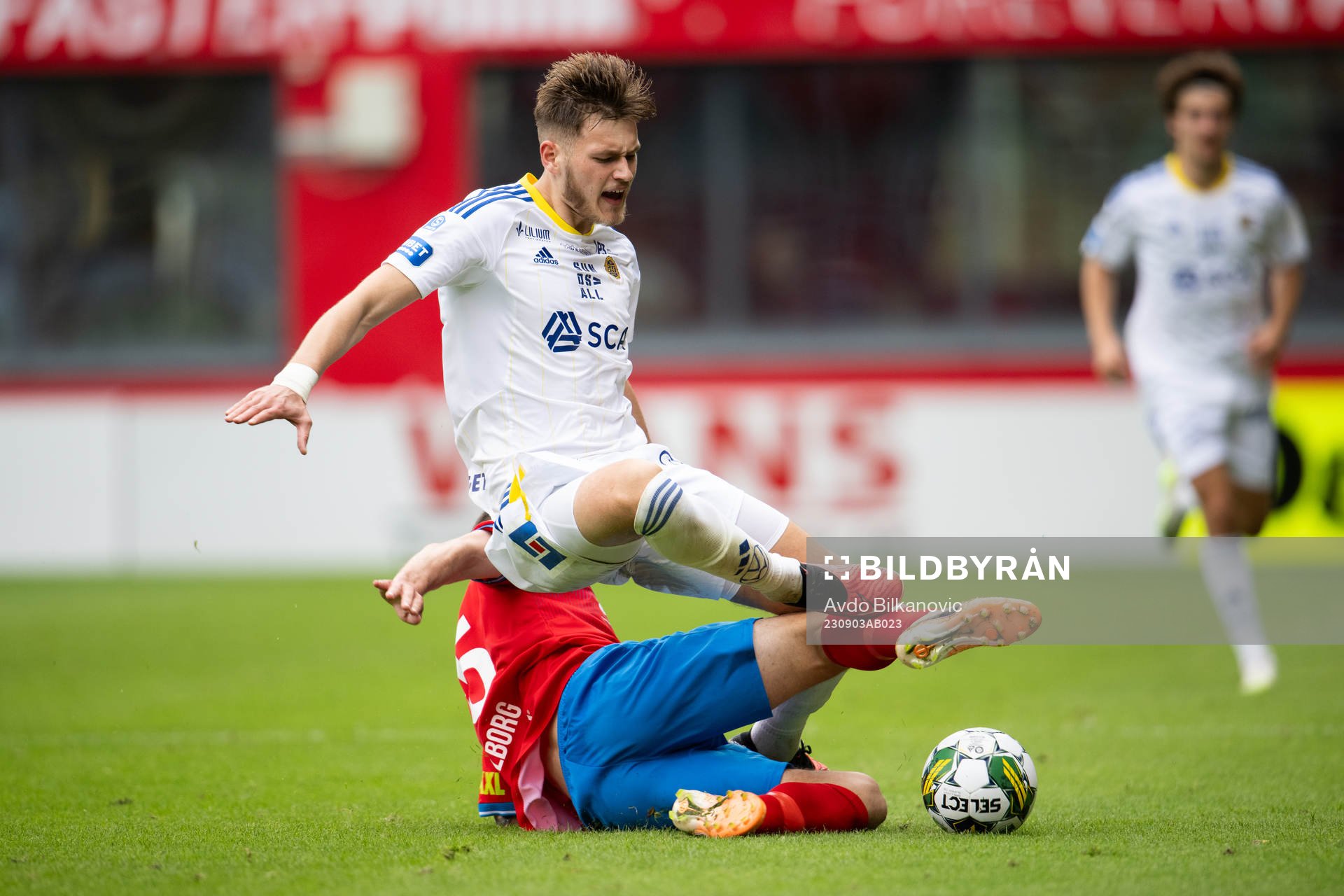 Helsingborgs Adam Hellborg fäller GIF Sundsvalls Paya
