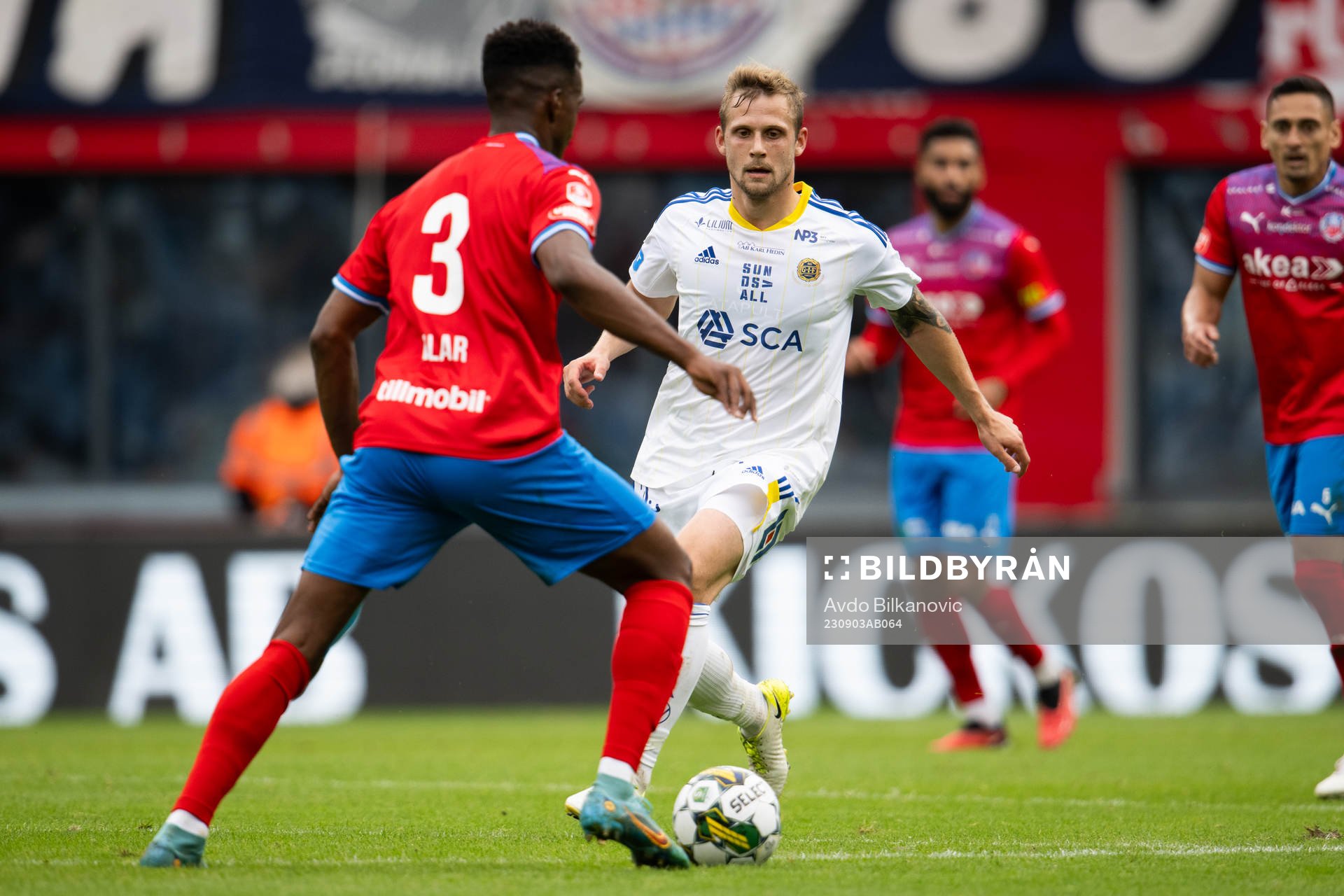 GIF Sundsvalls Erik Andersson jagar Helsingborgs Bernardo