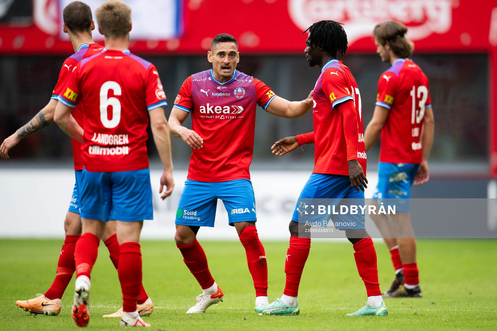Helsingborgs Lucas Lima i taktik diskussion med medspelare