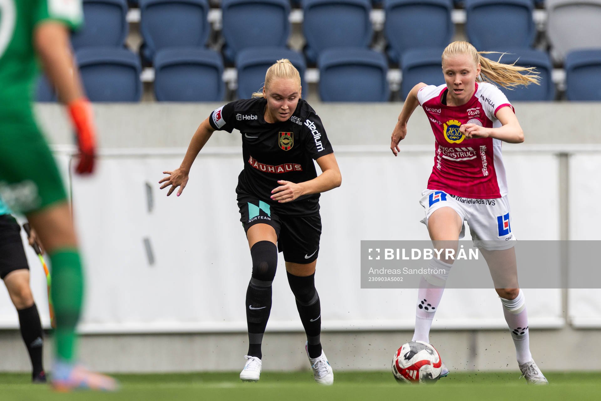 IK Uppsalas Elin Rombing och Brommapojkarnas Wilma Wärulf jublar under fotbollsmatchen i Damallsvenskan mellan IK Uppsala och Brommapojkarna den 3 september 2023 i Uppsala.