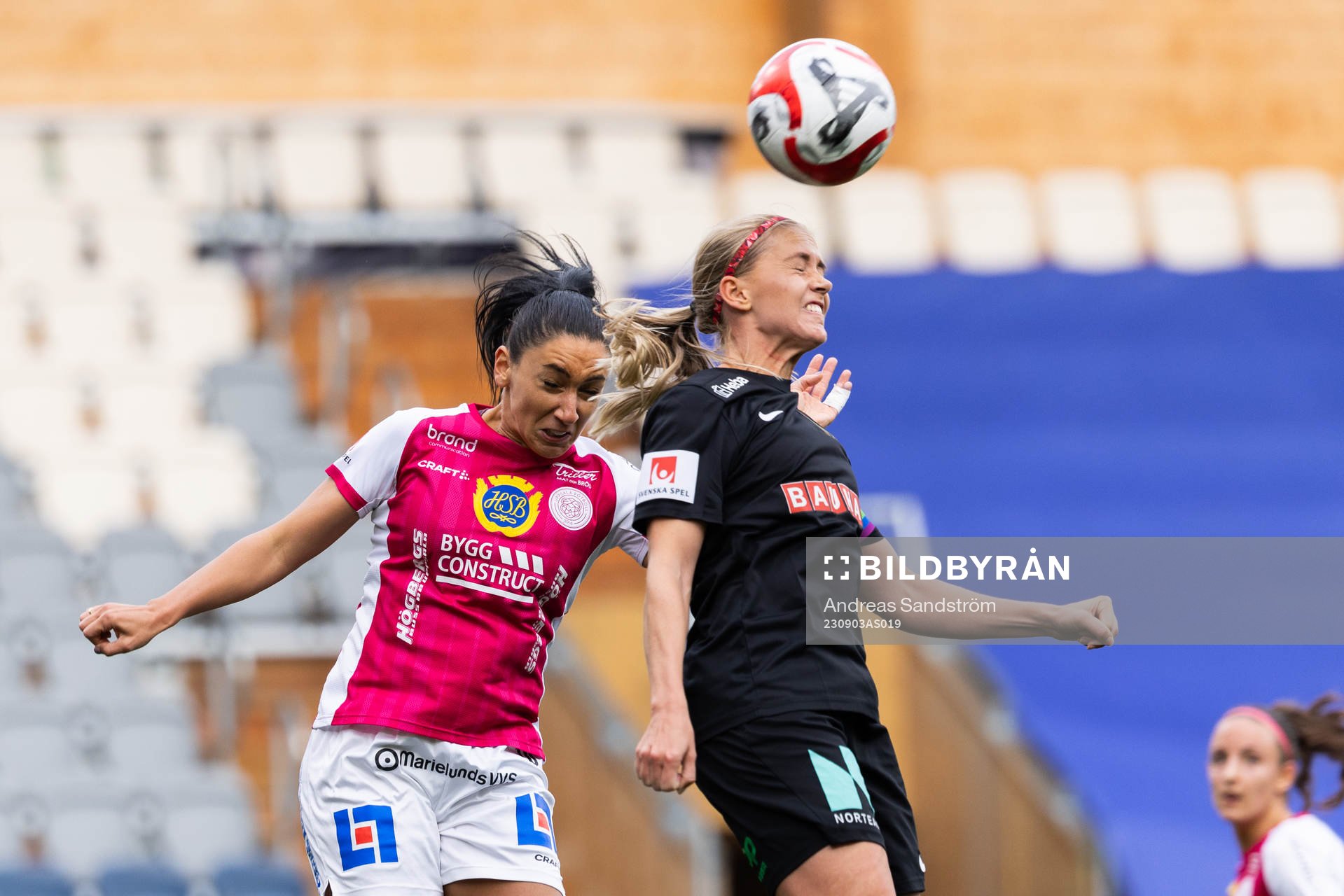 IK Uppsalas Maria Poli och Brommapojkarnas Elsa Karlsson under fotbollsmatchen i Damallsvenskan mellan IK Uppsala och Brommapojkarna den 3 september 2023 i Uppsala.