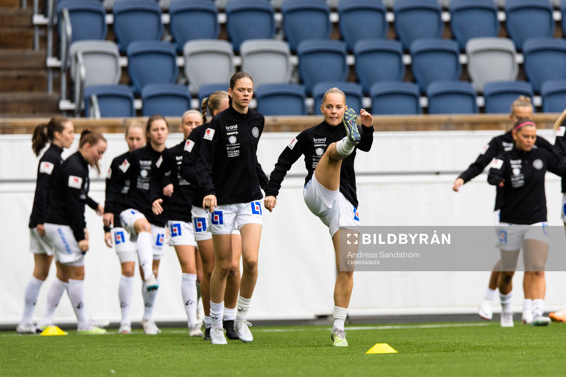 IK Uppsalas spelare värmer upp