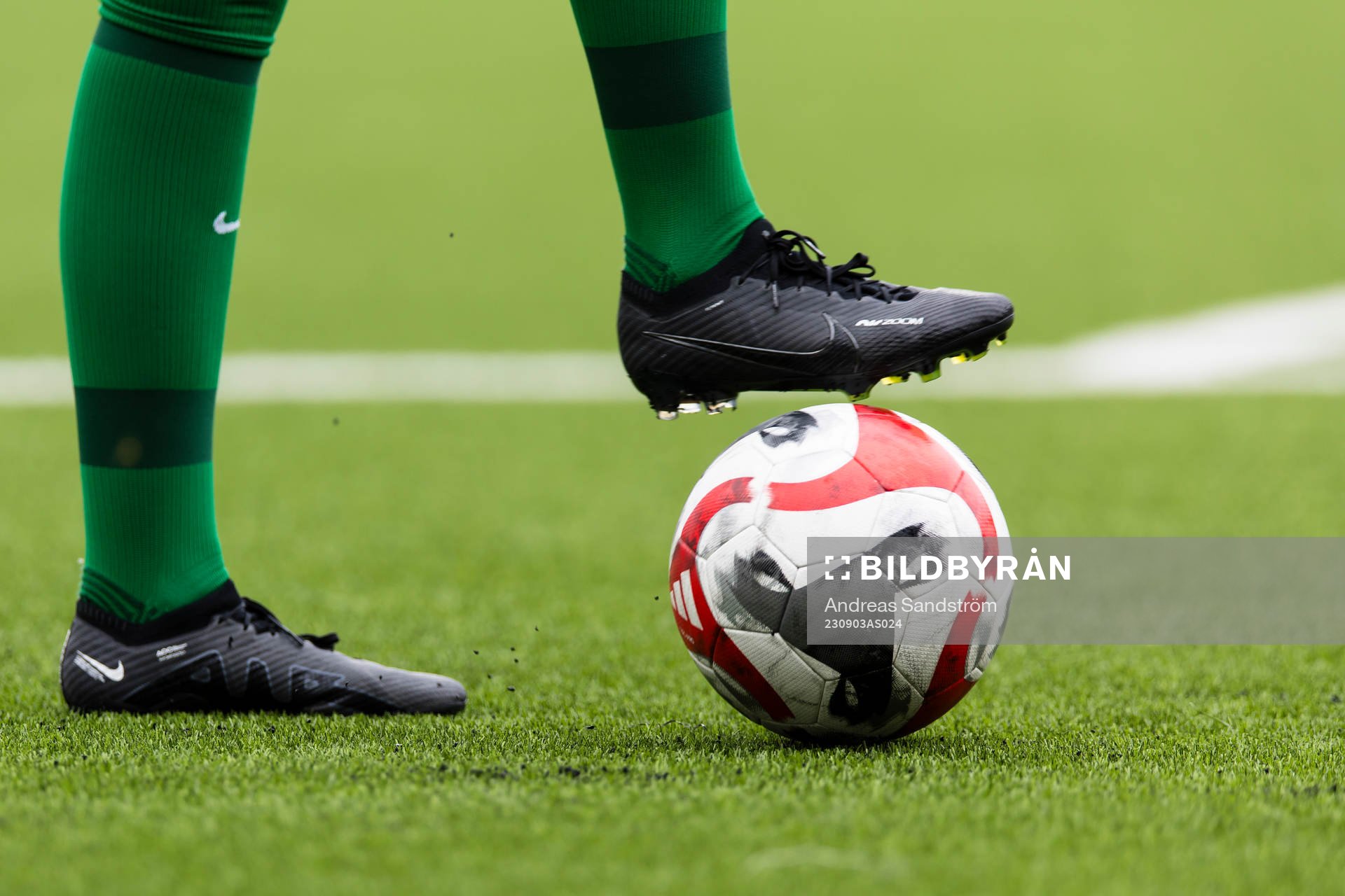 Fotbollsskor och bollar