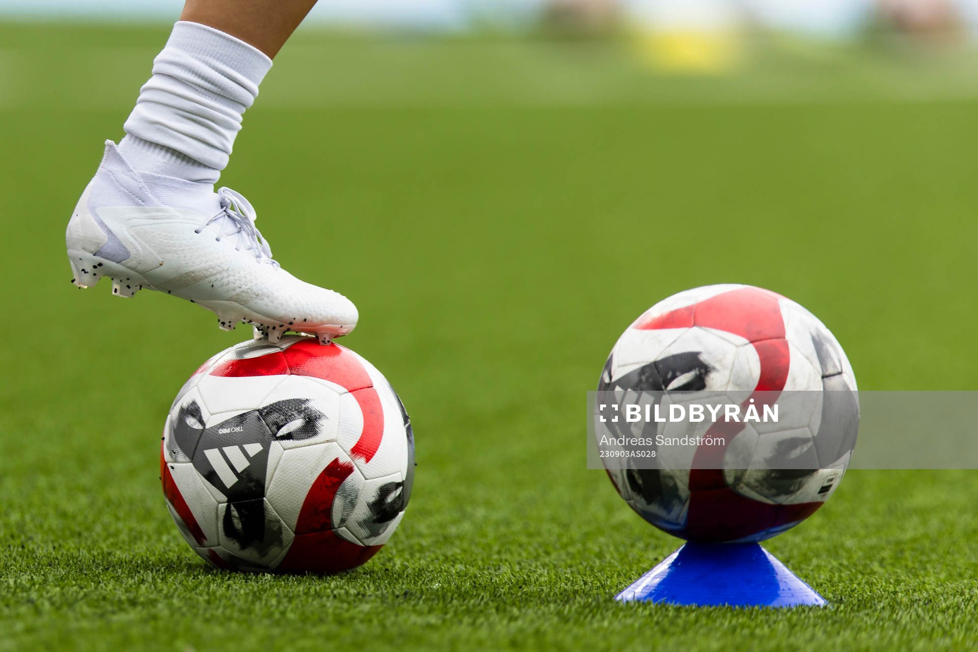 Fotbollsskor och bollar
