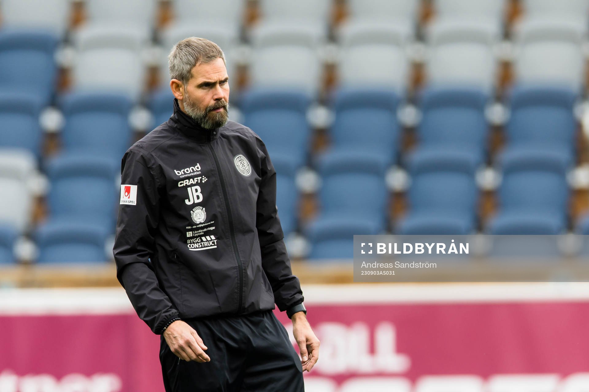 IK Uppsalas målvaktstränare Jonas Bylund under fotbollsmatchen i Damallsvenskan mellan IK Uppsala och Brommapojkarna den 3 september 2023 i Uppsala.