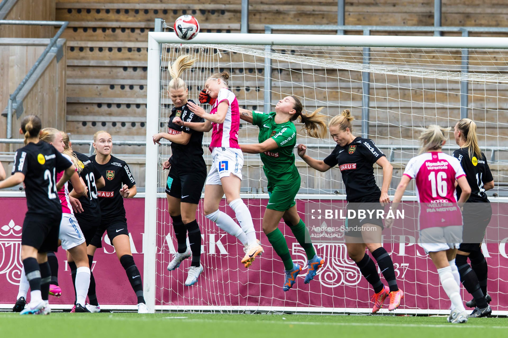 Brommapojkarnas målvakt Anna Aurora Koivunen agerar