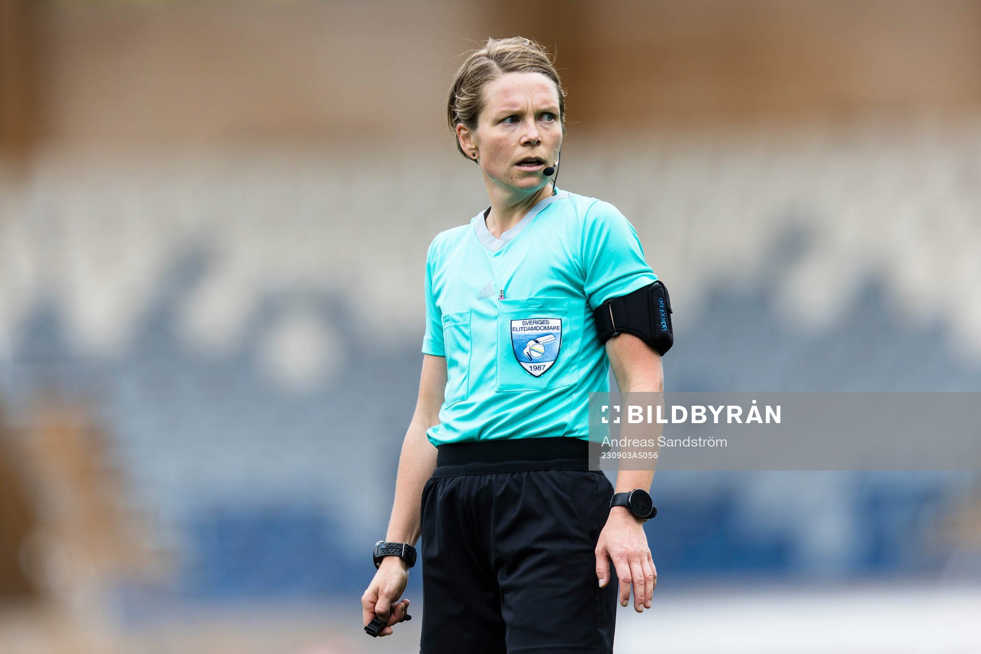 Domare Sara Wiinikka under fotbollsmatchen i Damallsvenskan mellan IK Uppsala och Brommapojkarna den 3 september 2023 i Uppsala.