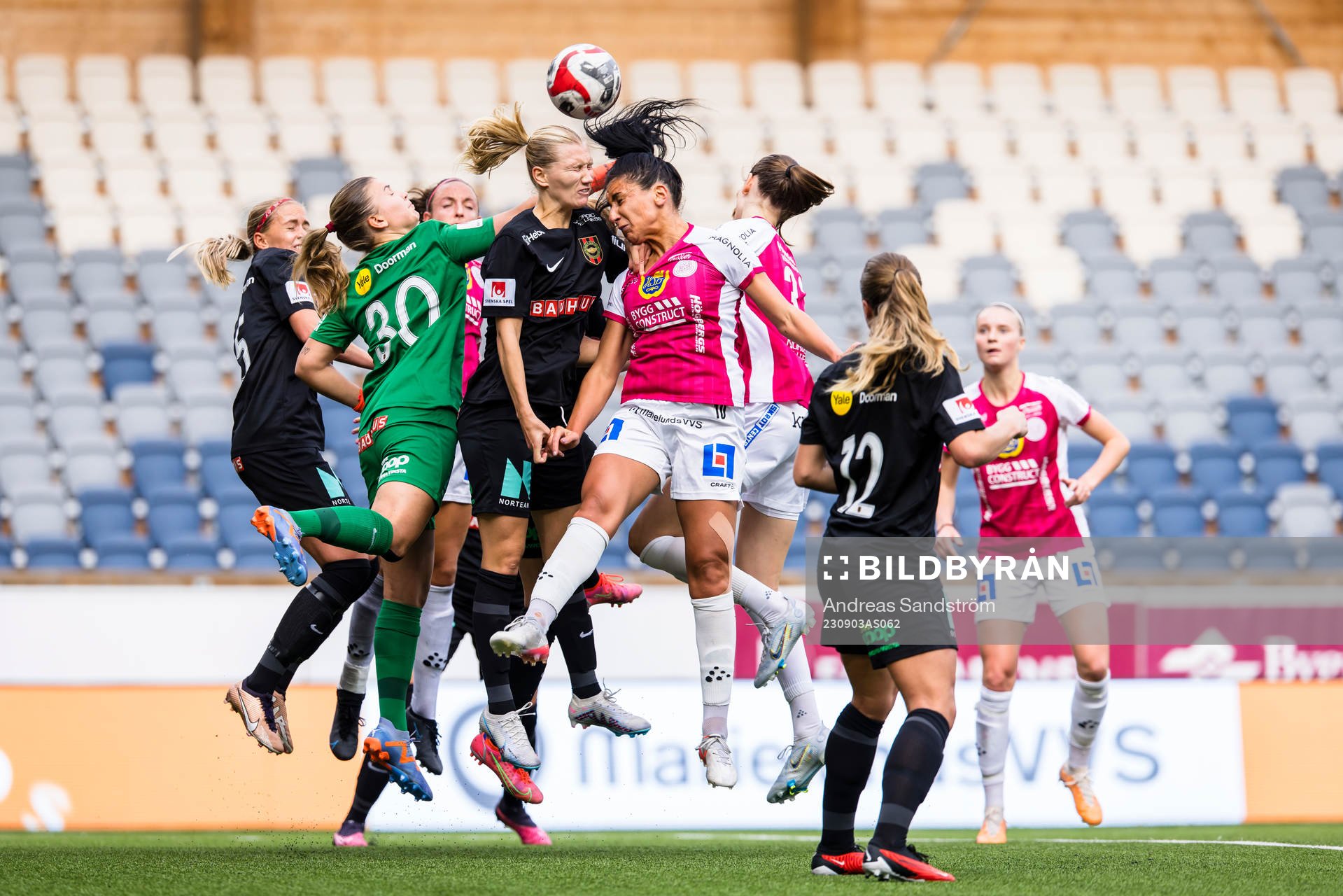 IK Uppsalas Maria Poli oroar framför Brommapojkarnas målvakt Anna Aurora Koivunen under fotbollsmatchen i Damallsvenskan mellan IK Uppsala och Brommapojkarna den 3 september 2023 i Uppsala.