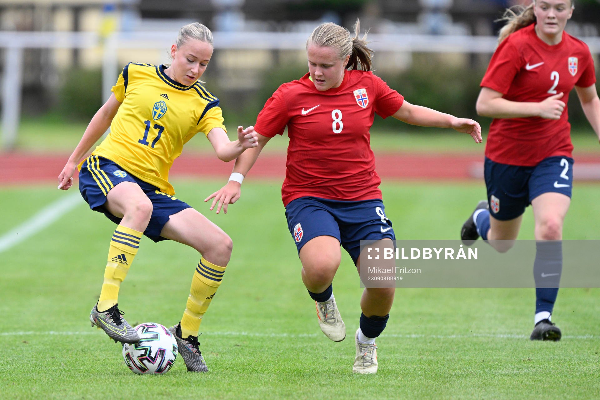 Sveriges Ella Lundin och Norges Tilde Andersson under F16-landskampen i fotboll mellan Sverige och Norge den 3 September 2023 i Eksjö. 