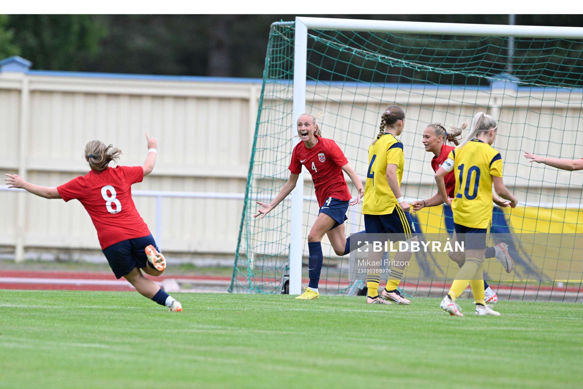 Norges Josefine Thorsnes Lefdal jublar efter 0-1 under F16-landskampen i fotboll mellan Sverige och Norge den 3 September 2023 i Eksjö. 