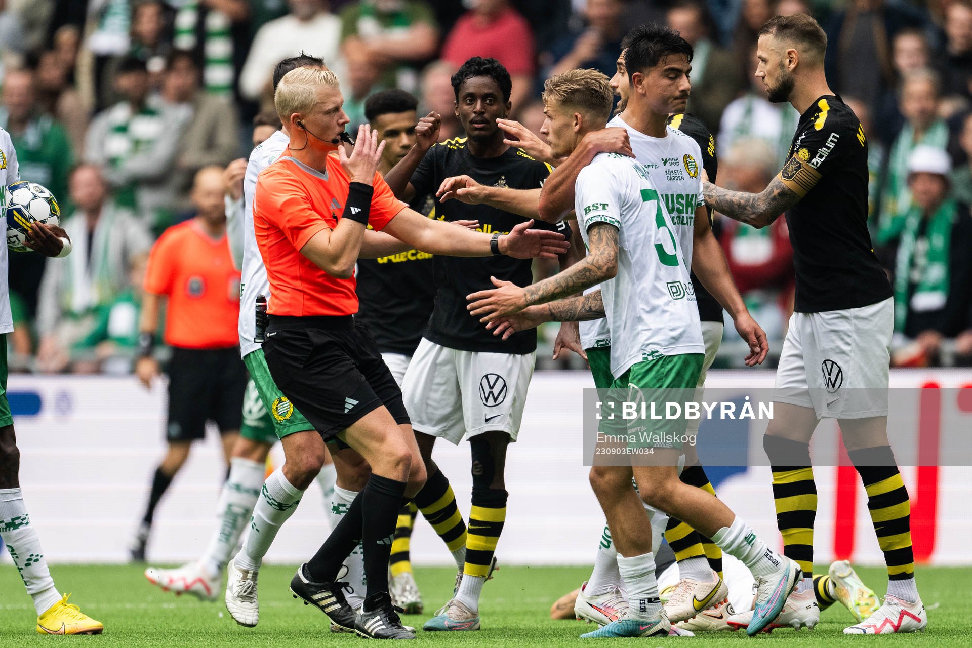 Hammarbys Fredrik Hammar och Domare Adam Ladebäck