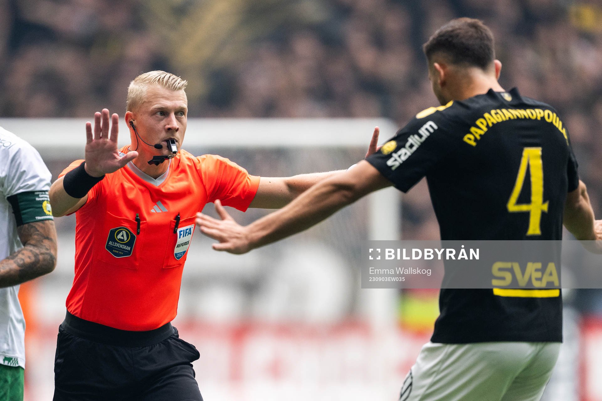 Domare Adam Ladebäck och AIKs Sotirios Papagiannopoulos