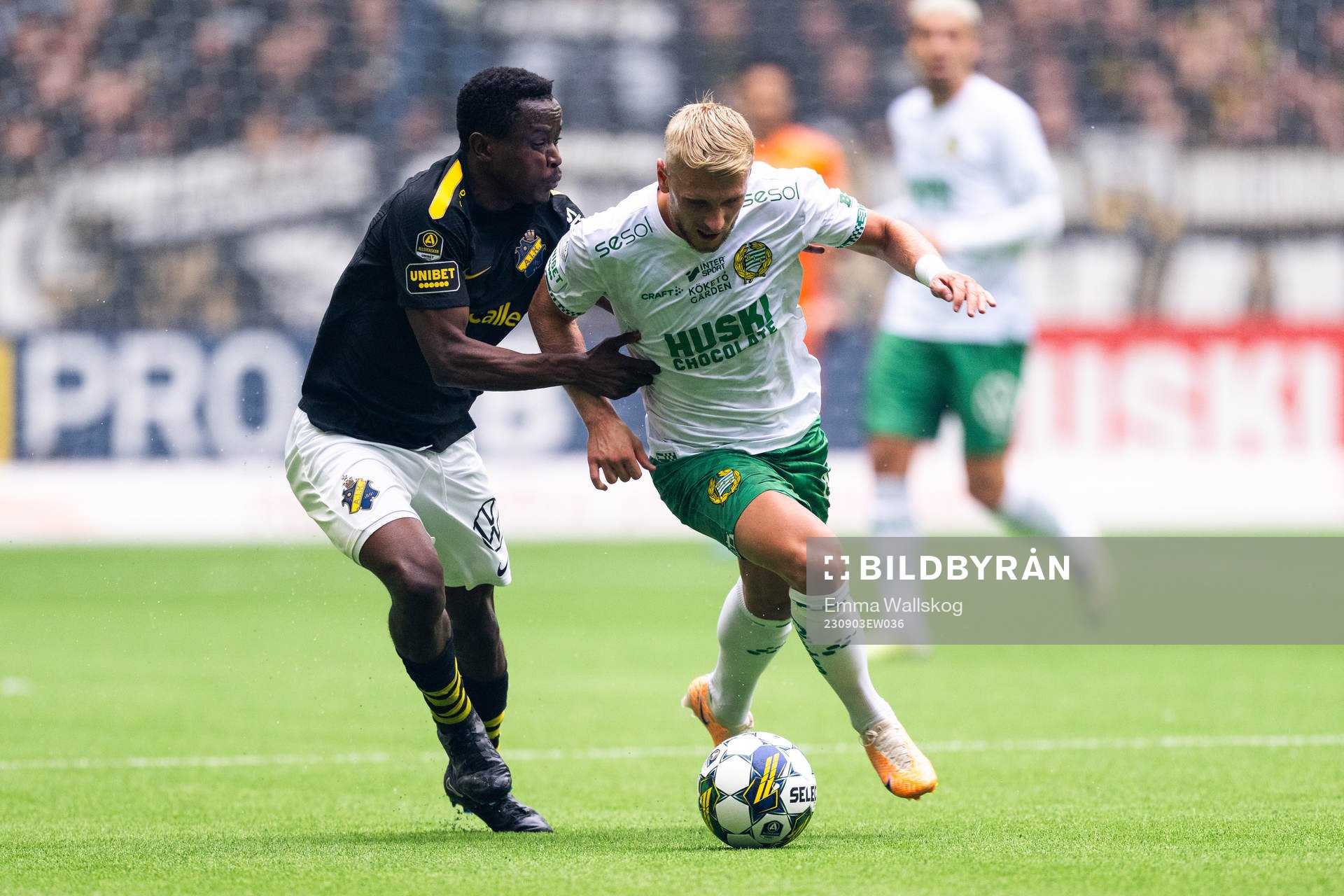 AIKs Erick Otieno och Hammarbys Simon Strand