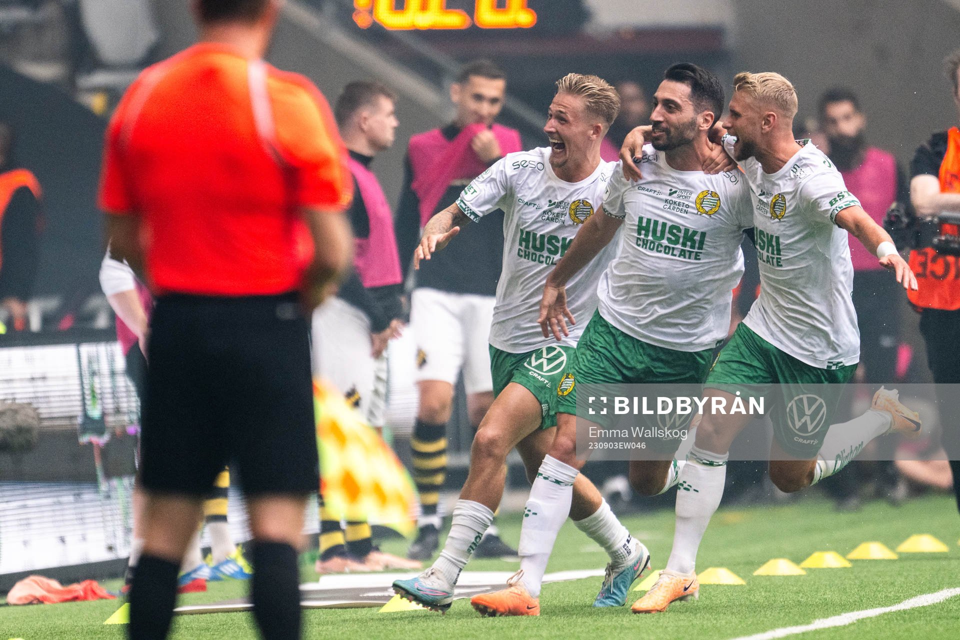 Hammarbys Nahir Besara jublar med lagkamrater