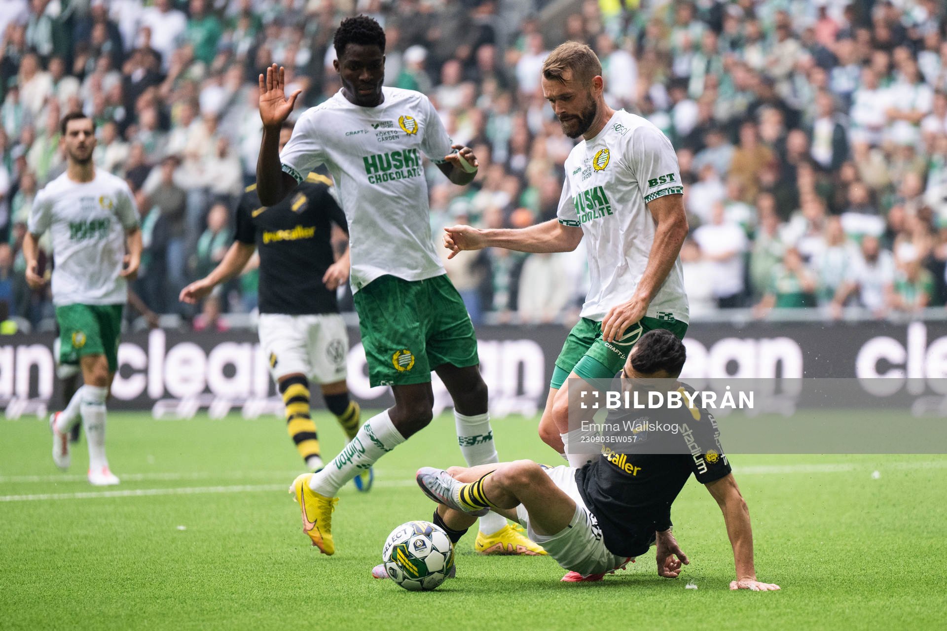 Hammarbys Nathaniel Adjei och Mads Fenger Nielsen mot AIKs