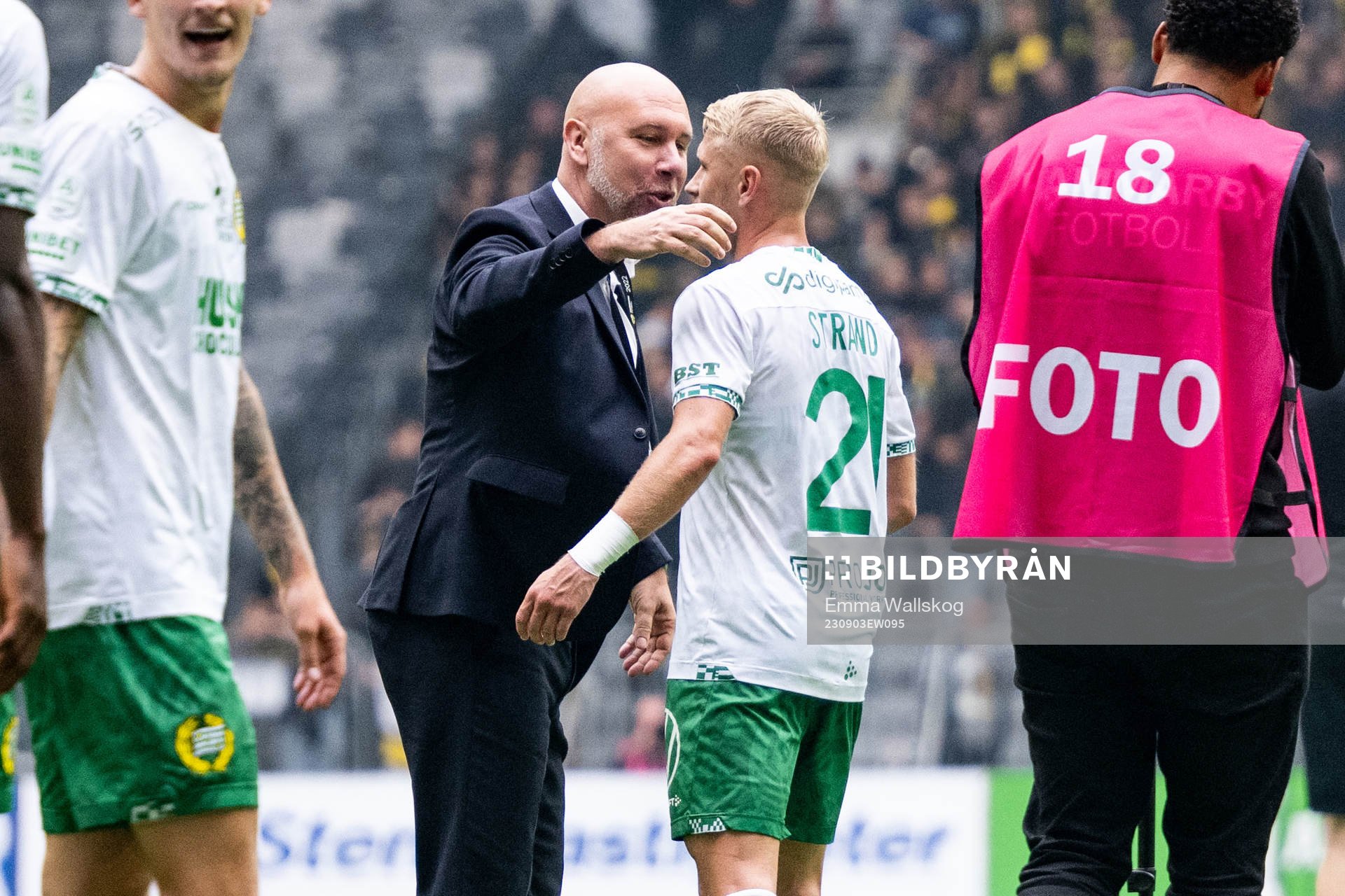 Hammarbys sportchef Mikael Hjelmberg och Simon Strand jublar